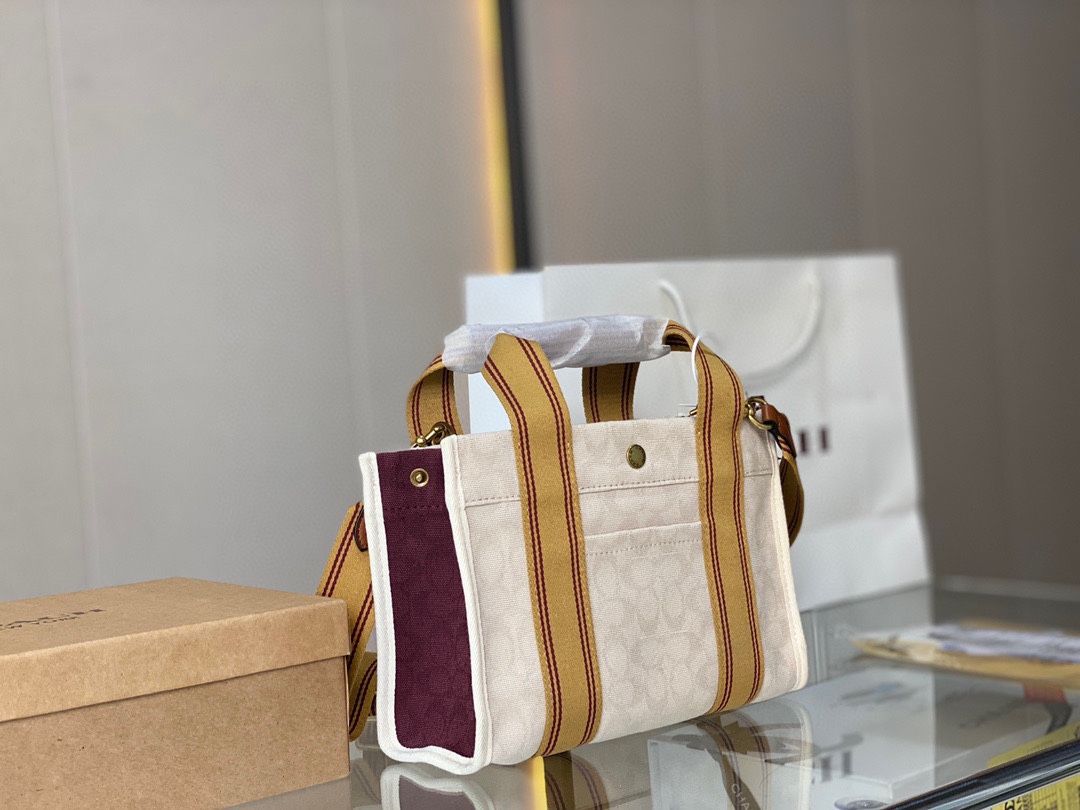 J0 礼盒包装 coach/ Coach 蔻驰 专柜奶茶米棕色 托特包手提单肩斜挎包.不管是自用还是送人都很棒进口五金件.实用大气简单大方.超大容量，满足你一切需要可轻松放置随身必备品这个款属于限量的款式最.国内专柜只有一线城市的几个商场专柜有货国外官网库存所剩无几然后渠道商们纷纷出动开始搜罗。超级赞.这款包给我第一感觉就是太实用.手感特别好.抓紧入.款.大家可以去专柜看看.要几千块钱.颜值于适用集一身.真的好看实用.都留个尺寸: 27*19