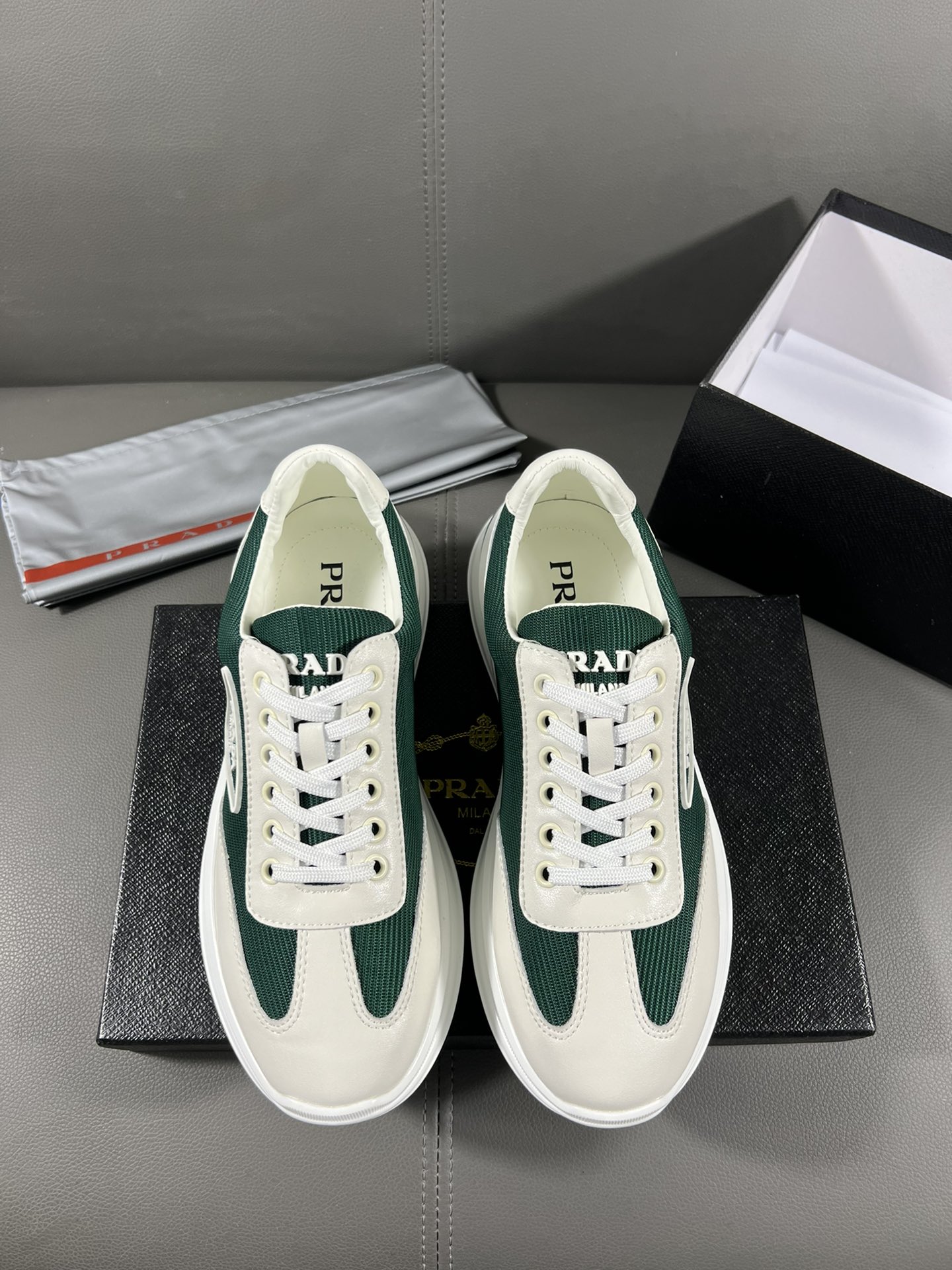 J0 普拉达官网最休闲时尚男鞋，爆款版型简洁大气，潮男专属.独有的官网最新品牌元素元素古奇原版装饰，时尚又大方，面料原版牛皮透气内里，官网指定耐磨休闲大底，专柜经典款实物拍摄38-44，