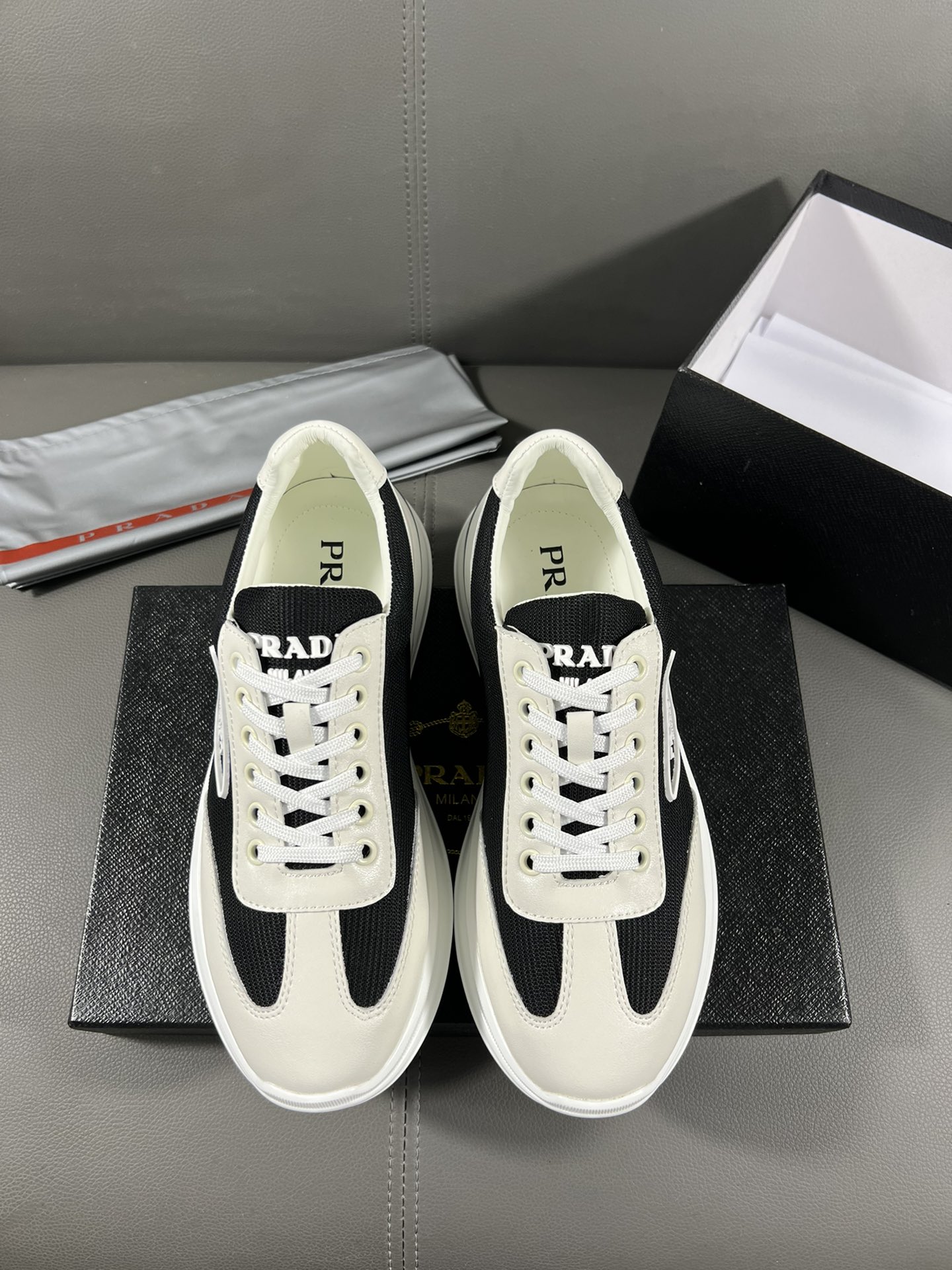 J0 普拉达官网最休闲时尚男鞋，爆款版型简洁大气，潮男专属.独有的官网最新品牌元素元素古奇原版装饰，时尚又大方，面料原版牛皮透气内里，官网指定耐磨休闲大底，专柜经典款实物拍摄38-44，