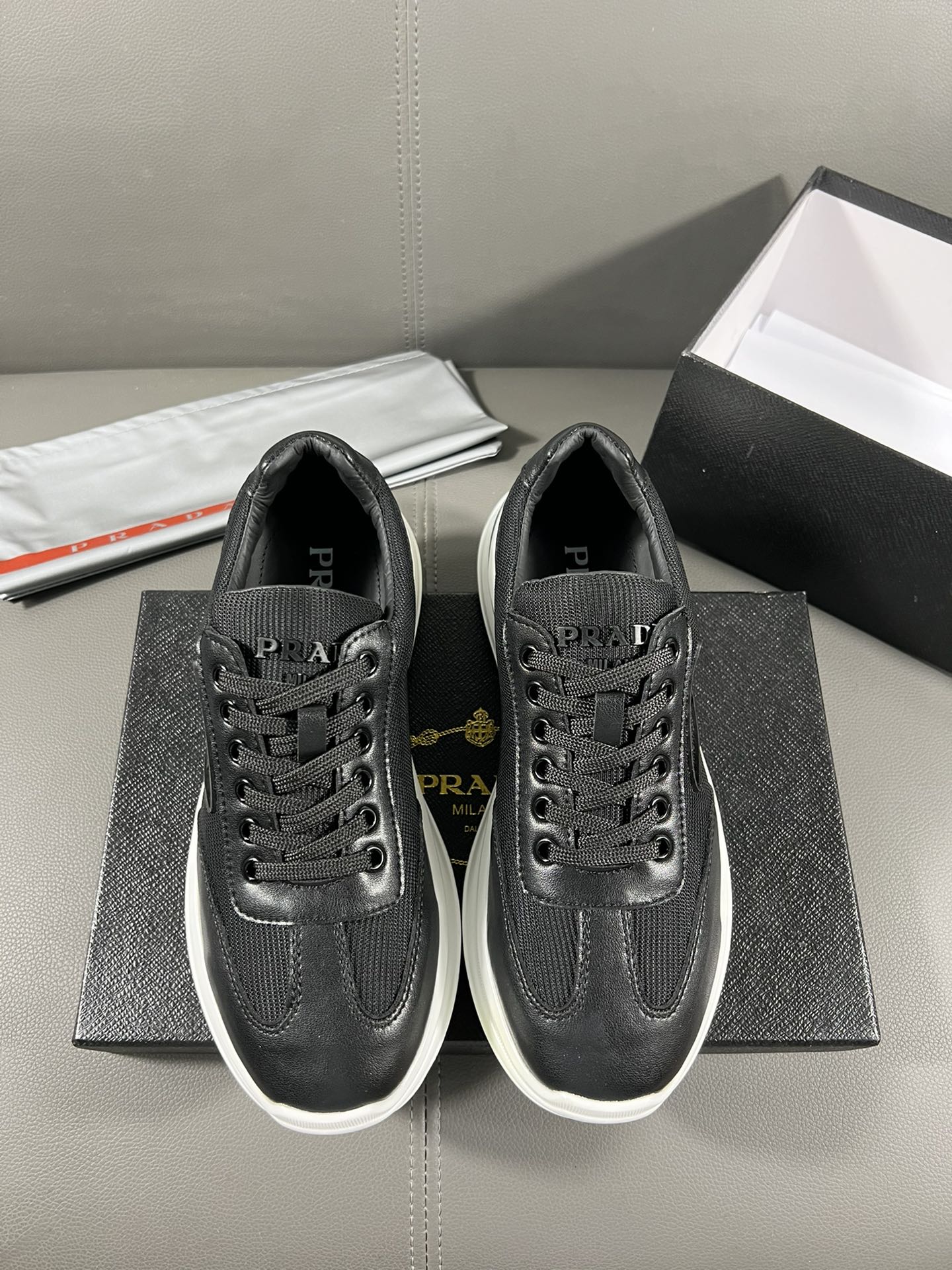 J0 普拉达官网最休闲时尚男鞋，爆款版型简洁大气，潮男专属.独有的官网最新品牌元素元素古奇原版装饰，时尚又大方，面料原版牛皮透气内里，官网指定耐磨休闲大底，专柜经典款实物拍摄38-44，