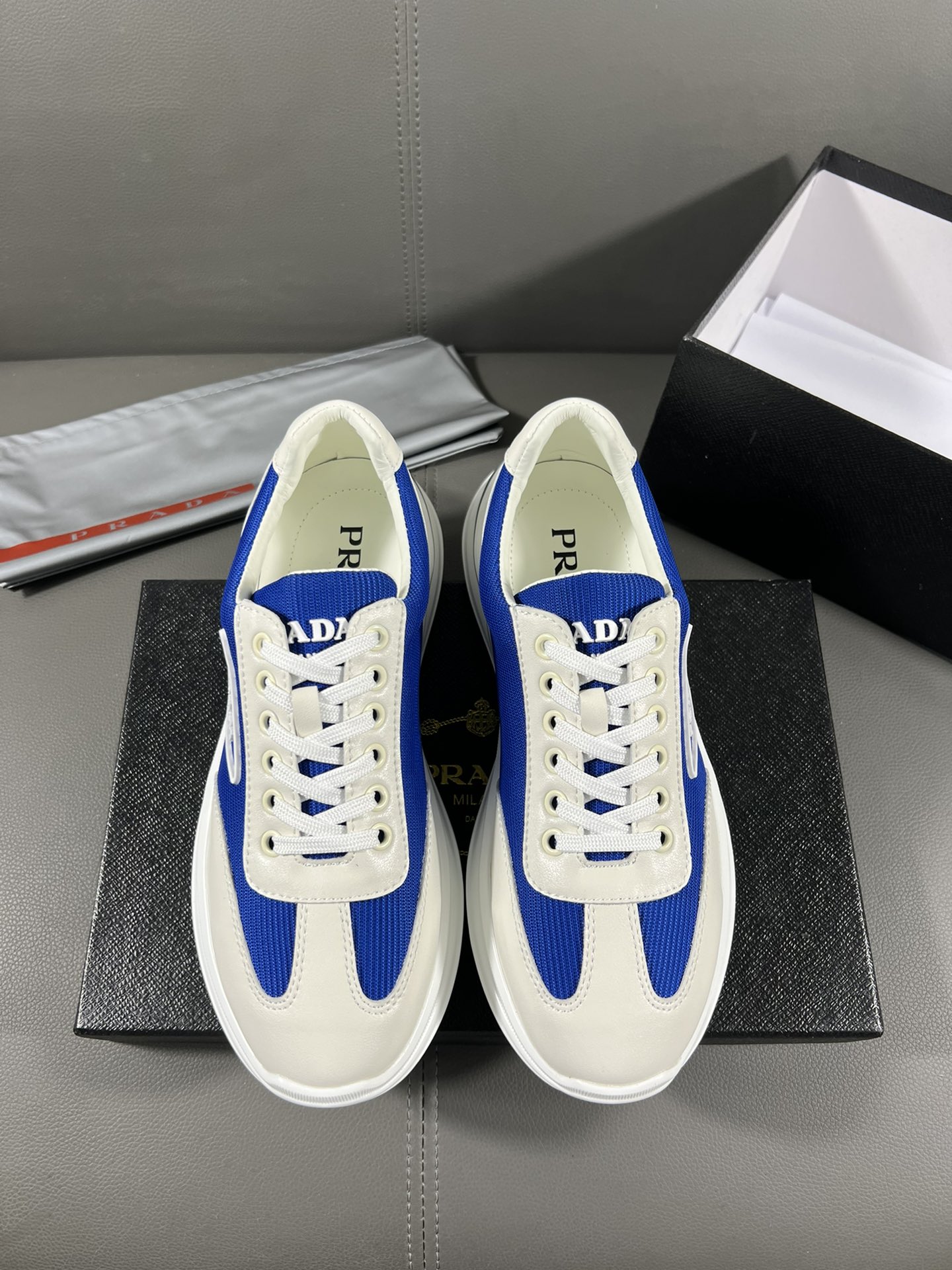 J0 普拉达官网最休闲时尚男鞋，爆款版型简洁大气，潮男专属.独有的官网最新品牌元素元素古奇原版装饰，时尚又大方，面料原版牛皮透气内里，官网指定耐磨休闲大底，专柜经典款实物拍摄38-44，