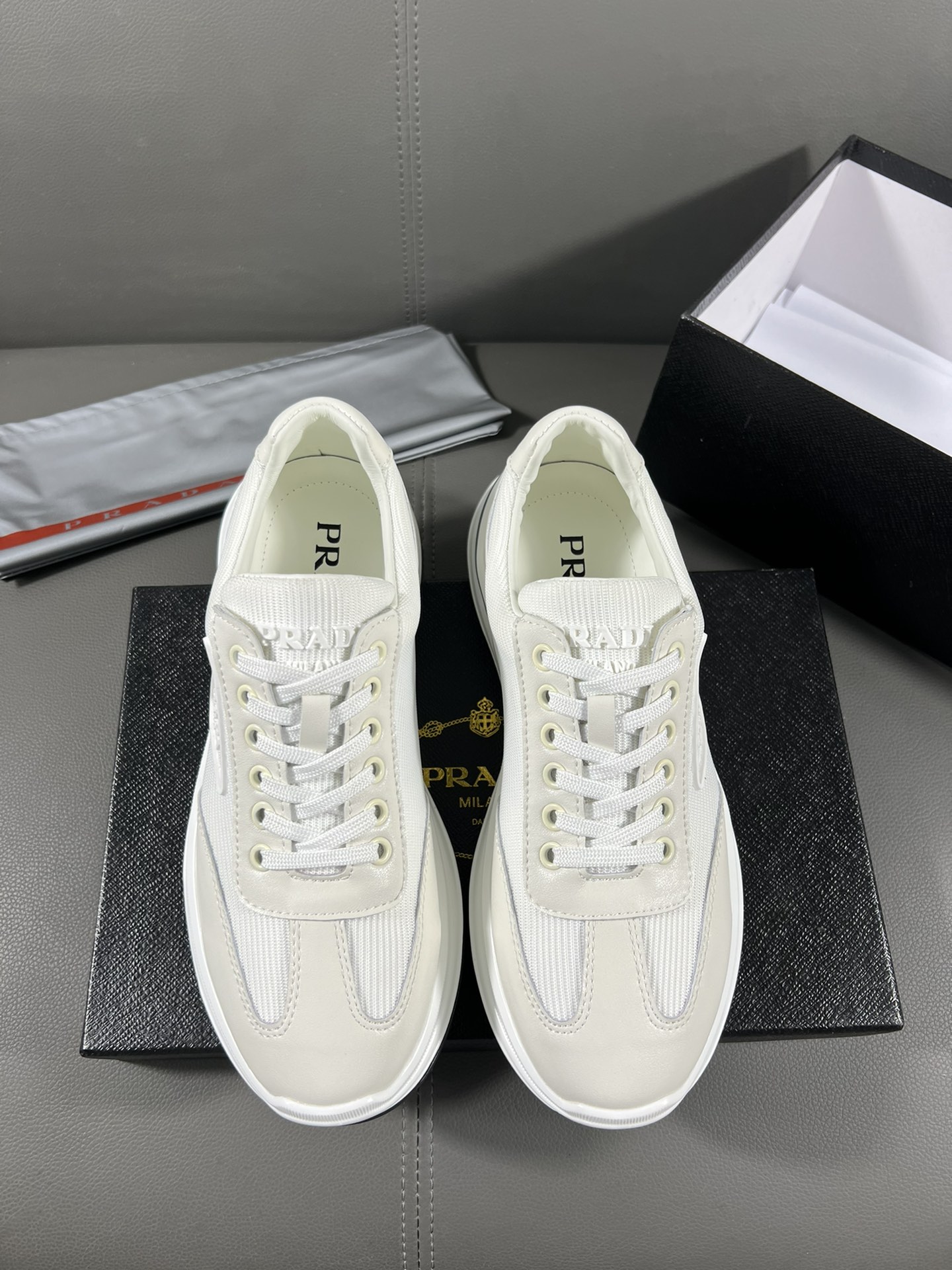 J0 普拉达官网最休闲时尚男鞋，爆款版型简洁大气，潮男专属.独有的官网最新品牌元素元素古奇原版装饰，时尚又大方，面料原版牛皮透气内里，官网指定耐磨休闲大底，专柜经典款实物拍摄38-44，