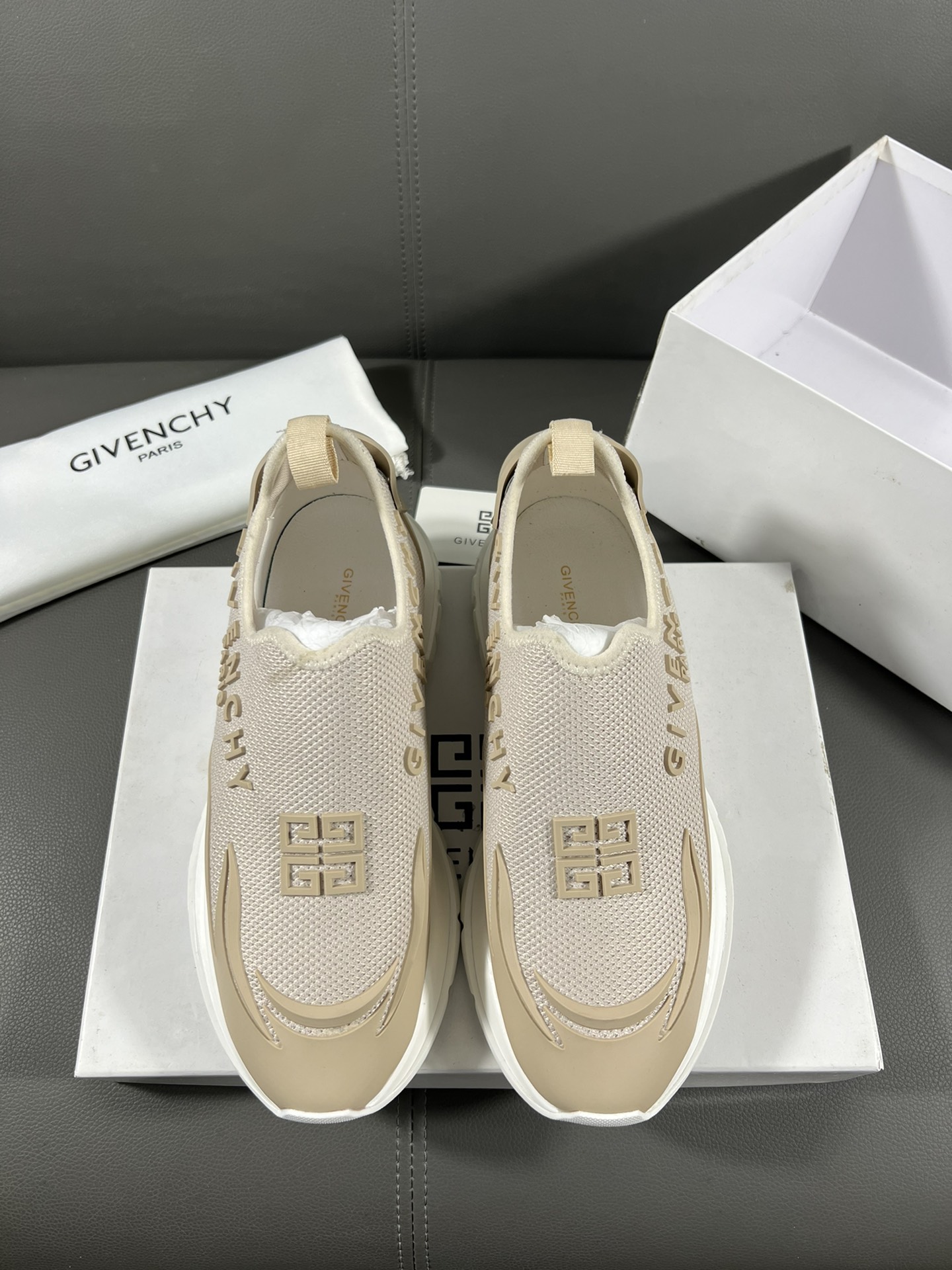 J5  Givenchy  纪梵希  ·高端版本 专柜同步发售鞋面：意大利进口品牌logo印花布匹 尽显奢华，羊皮内里加上双层组合，脚感舒适，鞋底：原厂特供气垫tup发泡大底，轻便，舒适，随意进出专柜