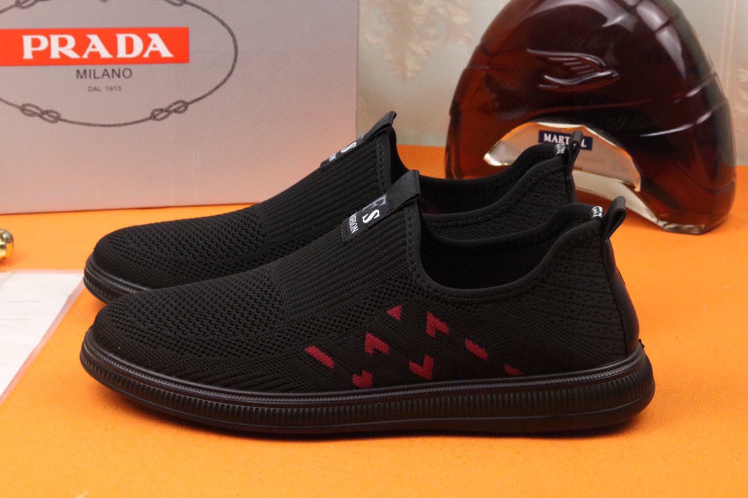 I0 高品质普拉达 米兰展新品男鞋出炉了，官网：1制作原版，续写魅力传承，创新与致敬年轻时尚的你必须拥有活动垫脚无臭脚；进口飞织弹力布鞋面耐磨橡胶底；适合四季穿着 ，时尚百搭。