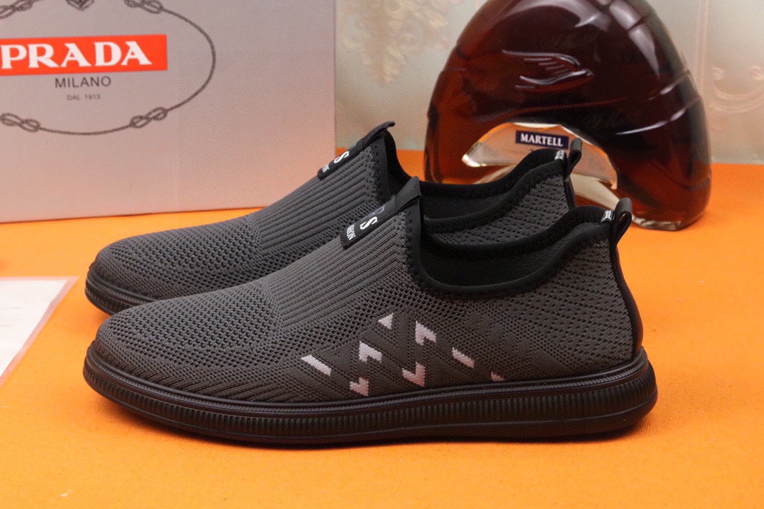 I0 高品质普拉达 米兰展新品男鞋出炉了，官网：1制作原版，续写魅力传承，创新与致敬年轻时尚的你必须拥有活动垫脚无臭脚；进口飞织弹力布鞋面耐磨橡胶底；适合四季穿着 ，时尚百搭。