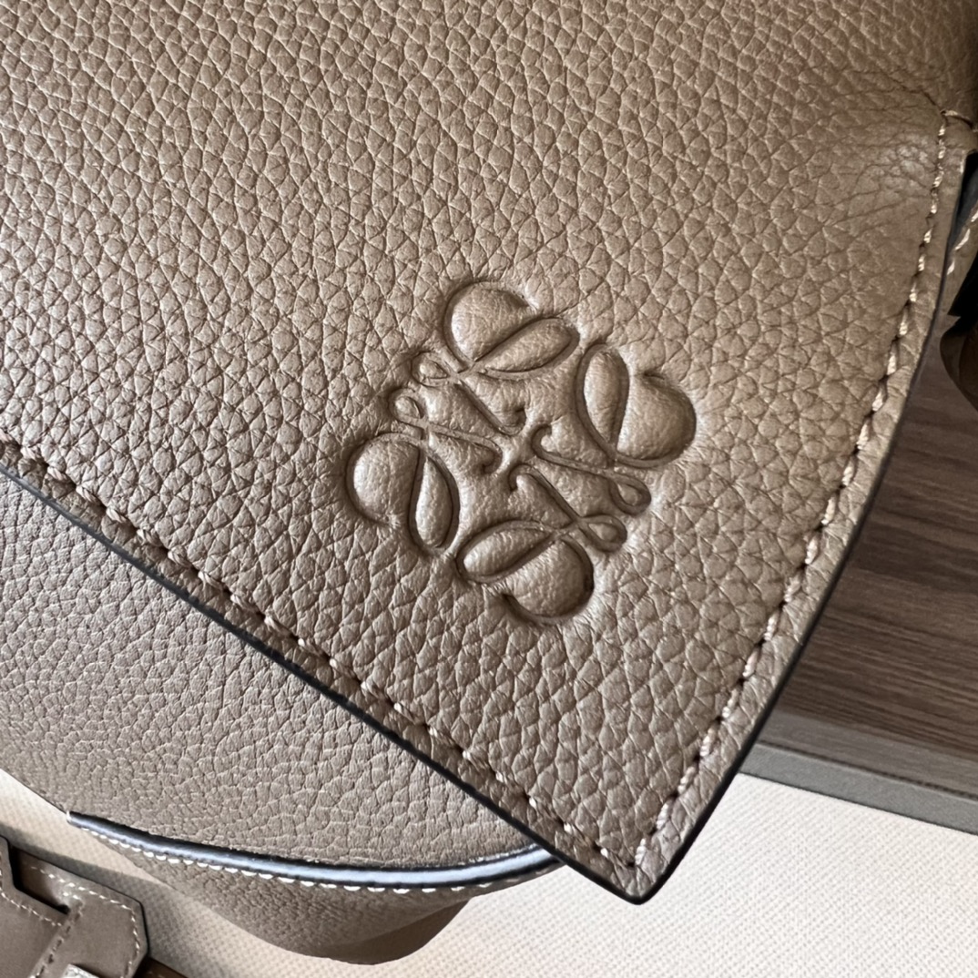 Loewe Puzzle Edge Large Grained Leather Handbag - Stylish & Versatile 6 i1661358348 3608 4