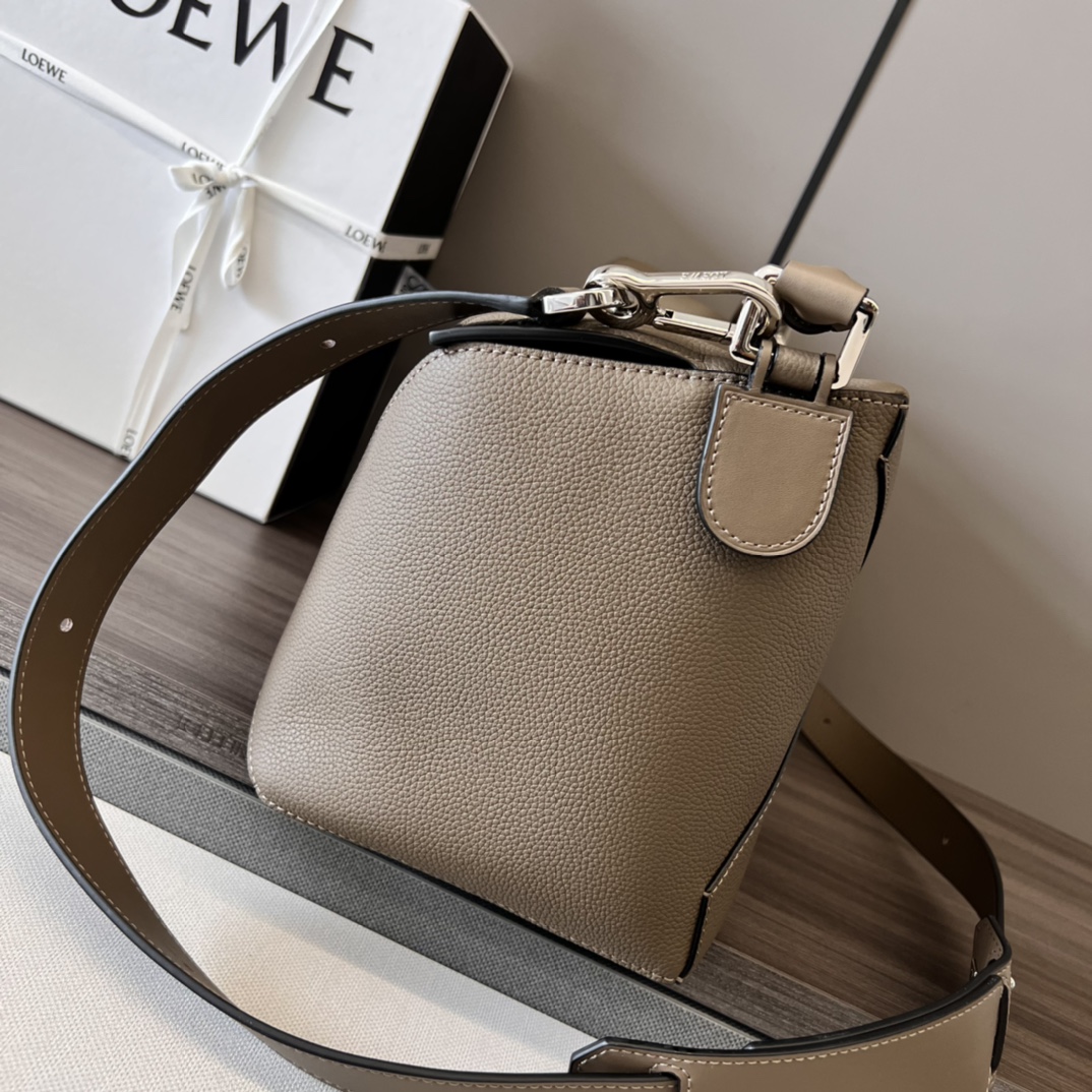 Loewe Puzzle Edge Large Grained Leather Handbag - Stylish & Versatile 3 i1661358348 6707 1