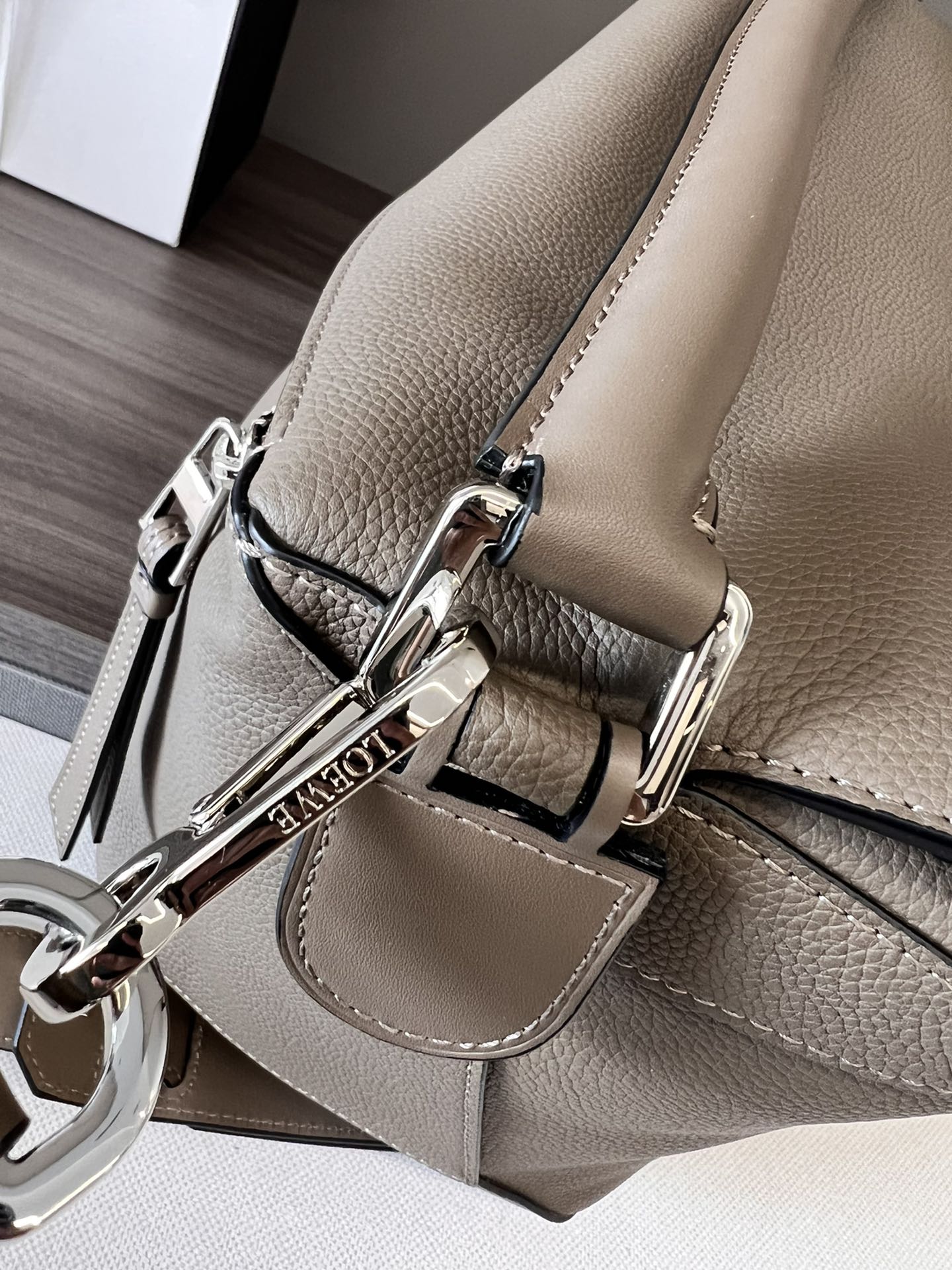 Loewe Puzzle Edge Large Grained Leather Handbag - Stylish & Versatile 8 i1661358348 8781 6