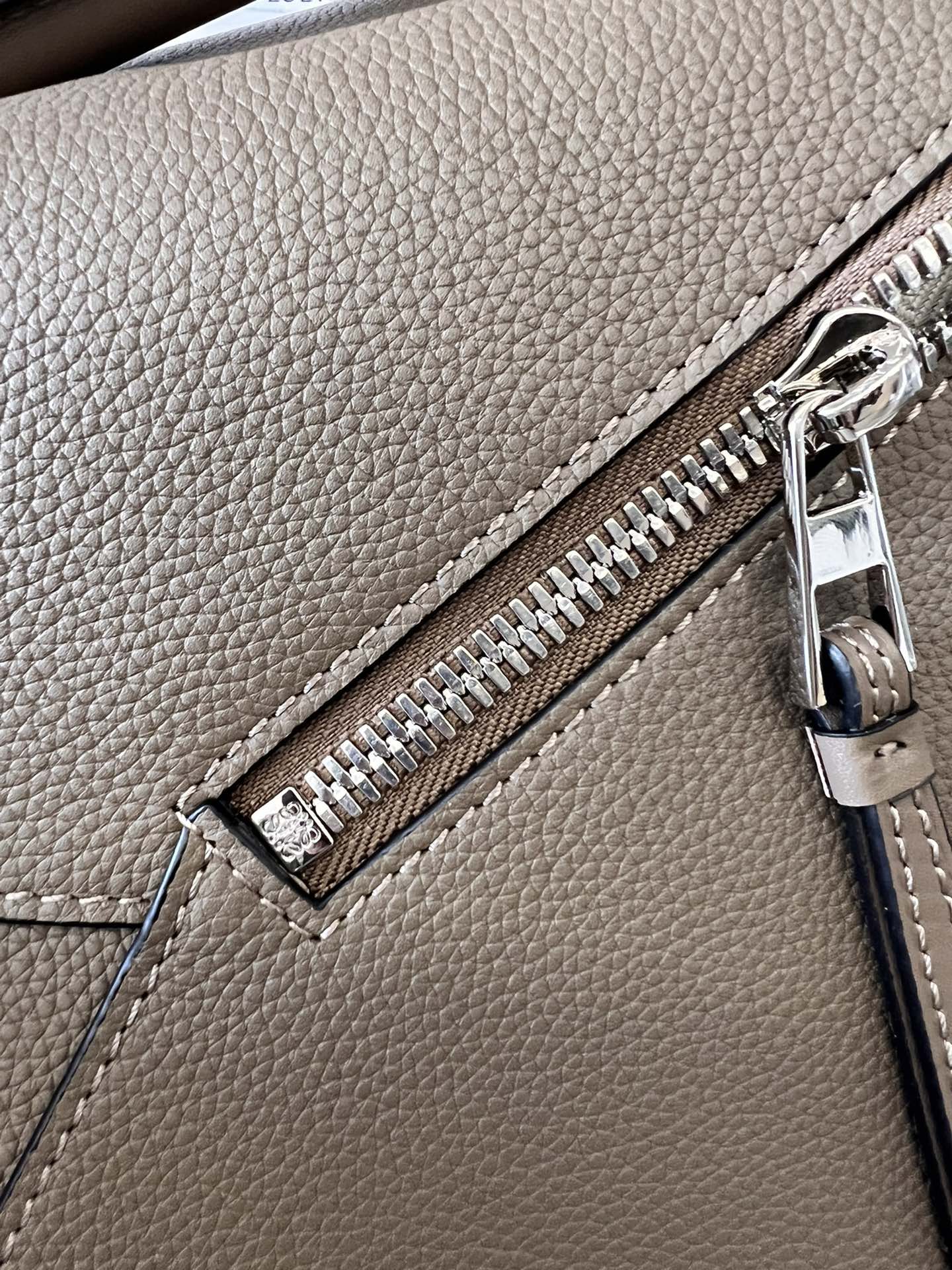 Loewe Puzzle Edge Large Grained Leather Handbag - Stylish & Versatile 10 i1661358348 9306 8