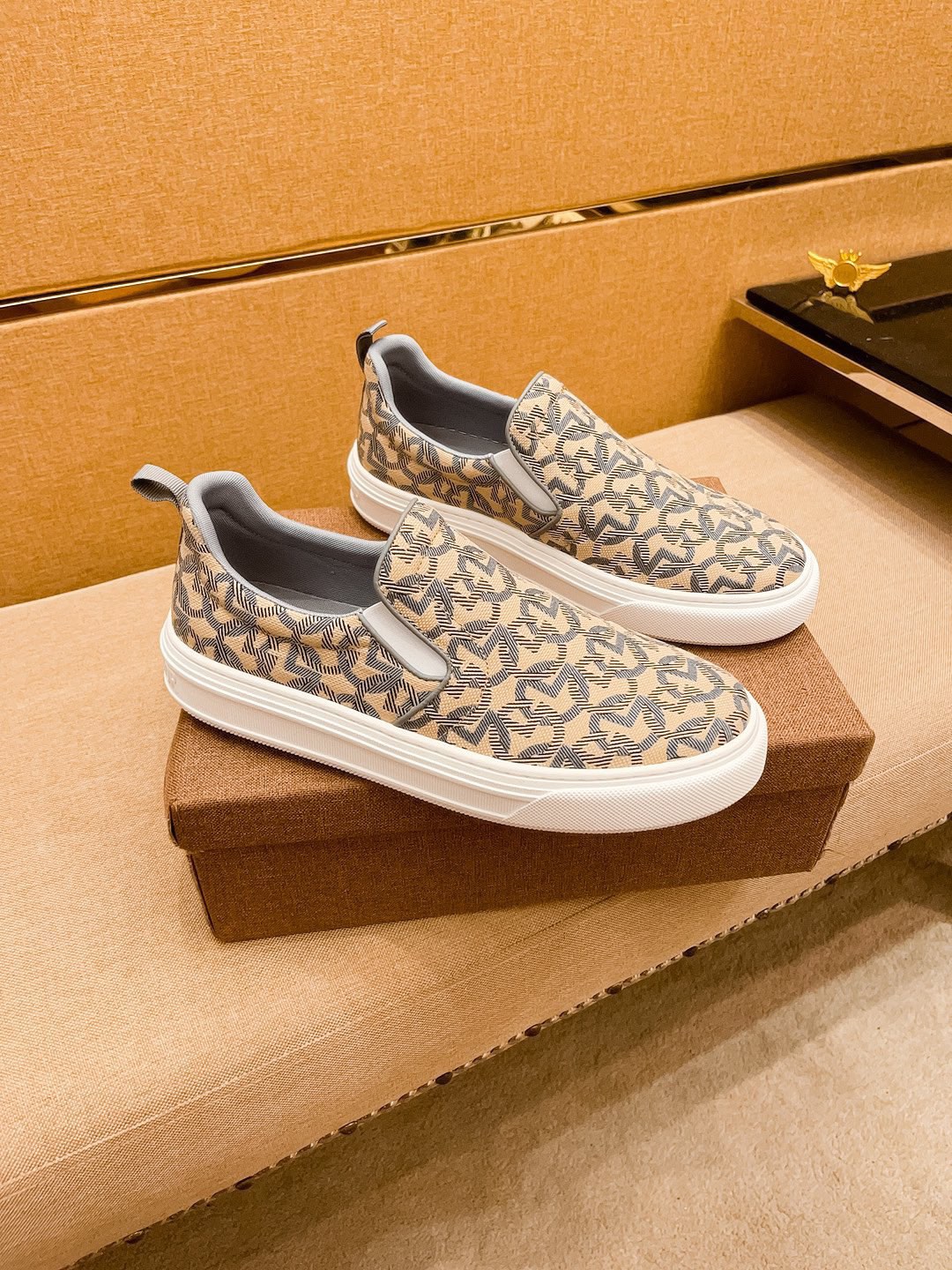 I0 迪奥 路易威登。男鞋高端品牌 官网1：1最新力作：鞋面采用意大利官网原版专用科技布面料搭配 原版舒适透气内里原版指防滑大底制作让行走更加便捷舒适，惊世之作，与官方的质量相比美的1：1复刻[色]打造时尚个性衬托你的与众不同潮男必备! ，