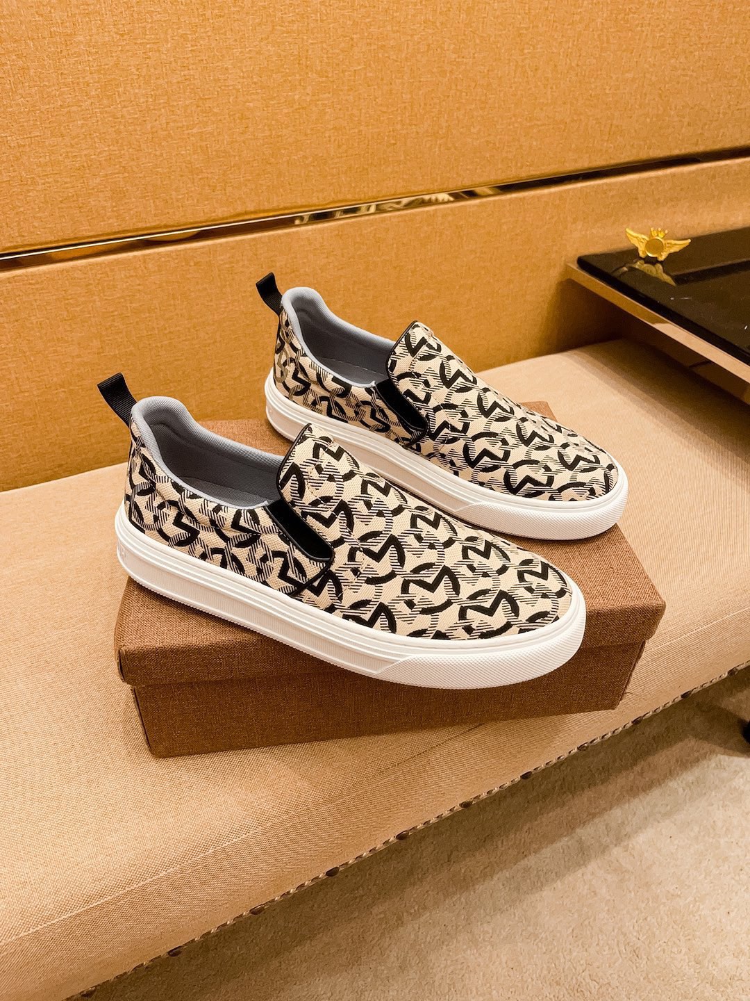 I0 迪奥 路易威登。男鞋高端品牌 官网1：1最新力作：鞋面采用意大利官网原版专用科技布面料搭配 原版舒适透气内里原版指防滑大底制作让行走更加便捷舒适，惊世之作，与官方的质量相比美的1：1复刻[色]打造时尚个性衬托你的与众不同潮男必备! ，