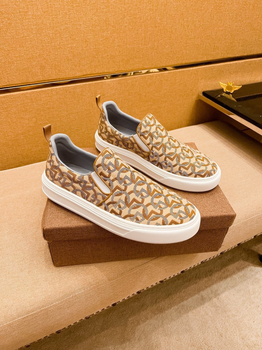 I0 迪奥 路易威登。男鞋高端品牌 官网1：1最新力作：鞋面采用意大利官网原版专用科技布面料搭配 原版舒适透气内里原版指防滑大底制作让行走更加便捷舒适，惊世之作，与官方的质量相比美的1：1复刻[色]打造时尚个性衬托你的与众不同潮男必备! ，