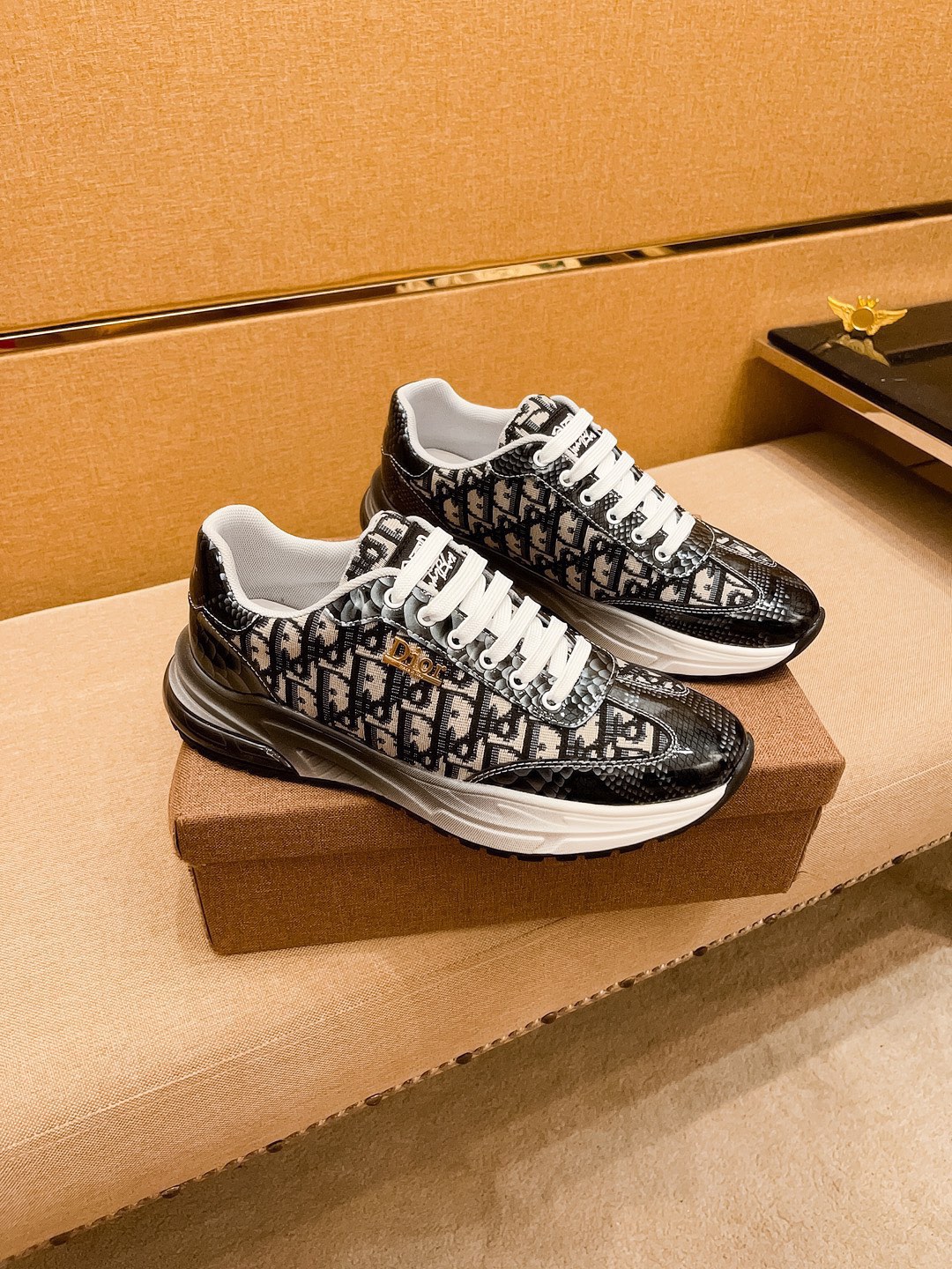 J0 迪奥 男鞋高端品牌 官网1：1最新力作：鞋面采用意大利进口头层牛皮搭配舒适透气内里原版防滑耐磨大底制作，让行走更加便捷舒适，惊世之作，与官方的质量相比美的1：1复刻[色]打造时尚个性衬托你的与众不同潮男必备!经典