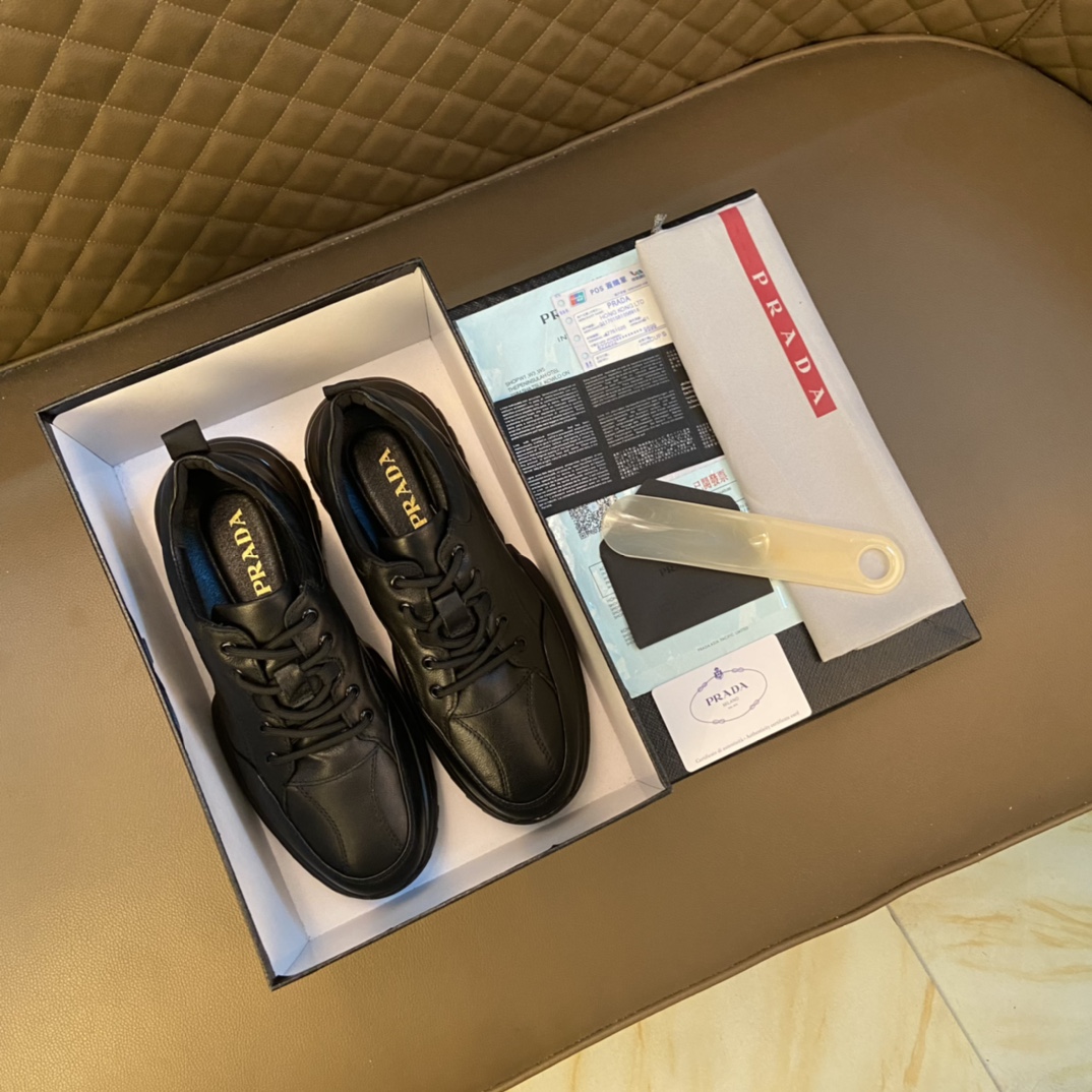 I5   普拉达～独特现代风运动鞋。专柜代购休闲鞋 男士2022专柜同步发售，意大利进口原版品牌精选头柔软牛皮原版材质制作而成，原版内里 拒绝脱色磨脚鞋底：原厂特供原版底， 超酷 法国懒人风格设计 懒人套脚套脚 原单品质 超舒服原版底 。 适合户外司机驾车完美男鞋