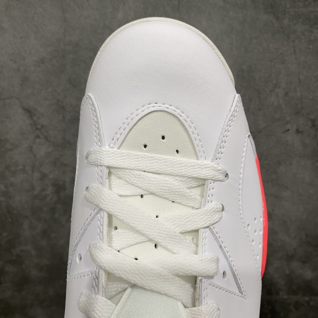 图片[5]-外贸版Air Jordan 6 Retro\”White Infrared\” AJ6“白红樱木花道红外线”384664-123 原装混卖版 男鞋真标半码原盒制 升级原档案原数据开发版型 采用同源进口细腻头层小牛皮鞋面材质 原厂流水成型工艺。中底注胶孔及缜密中底拉帮工艺 外置开窗式真Sole气垫装置组合原数据复模具大底❗️迈克尔乔丹第一双总冠军战靴， 尺码：40 40.5 41 42 42.5 43 44 44.5 45 46 47.5 诞生于 1990 年的「Infrared」配色，最早出现在元年版的 Air Max 90 上，作为球鞋发展史上最为经典的配色之一，「Infrared」也在过去 20 多年时间里被运用到各大鞋款之上，其中便包括极具人气的 Air Jordan 系列。日前 Jordan Brand 便复刻了这款即将发售的 Air Jordan VI「Infrared」配色，在经典的中筒轮廓之上，采用优质的白色皮革构成鞋面，并于中底、鞋舌上的 Jumpman 标志，以及鞋带扣与后跟处融入显眼的激光红色点亮，最后搭载淡蓝色的水晶大底呈现，在元年的基础上注入新的视觉感受。-选品中心