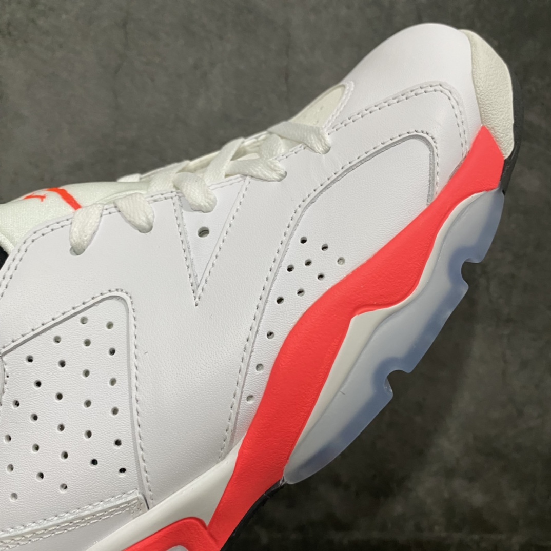 图片[6]-外贸版Air Jordan 6 Retro\”White Infrared\” AJ6“白红樱木花道红外线”384664-123 原装混卖版 男鞋真标半码原盒制 升级原档案原数据开发版型 采用同源进口细腻头层小牛皮鞋面材质 原厂流水成型工艺。中底注胶孔及缜密中底拉帮工艺 外置开窗式真Sole气垫装置组合原数据复模具大底❗️迈克尔乔丹第一双总冠军战靴， 尺码：40 40.5 41 42 42.5 43 44 44.5 45 46 47.5 诞生于 1990 年的「Infrared」配色，最早出现在元年版的 Air Max 90 上，作为球鞋发展史上最为经典的配色之一，「Infrared」也在过去 20 多年时间里被运用到各大鞋款之上，其中便包括极具人气的 Air Jordan 系列。日前 Jordan Brand 便复刻了这款即将发售的 Air Jordan VI「Infrared」配色，在经典的中筒轮廓之上，采用优质的白色皮革构成鞋面，并于中底、鞋舌上的 Jumpman 标志，以及鞋带扣与后跟处融入显眼的激光红色点亮，最后搭载淡蓝色的水晶大底呈现，在元年的基础上注入新的视觉感受。-选品中心