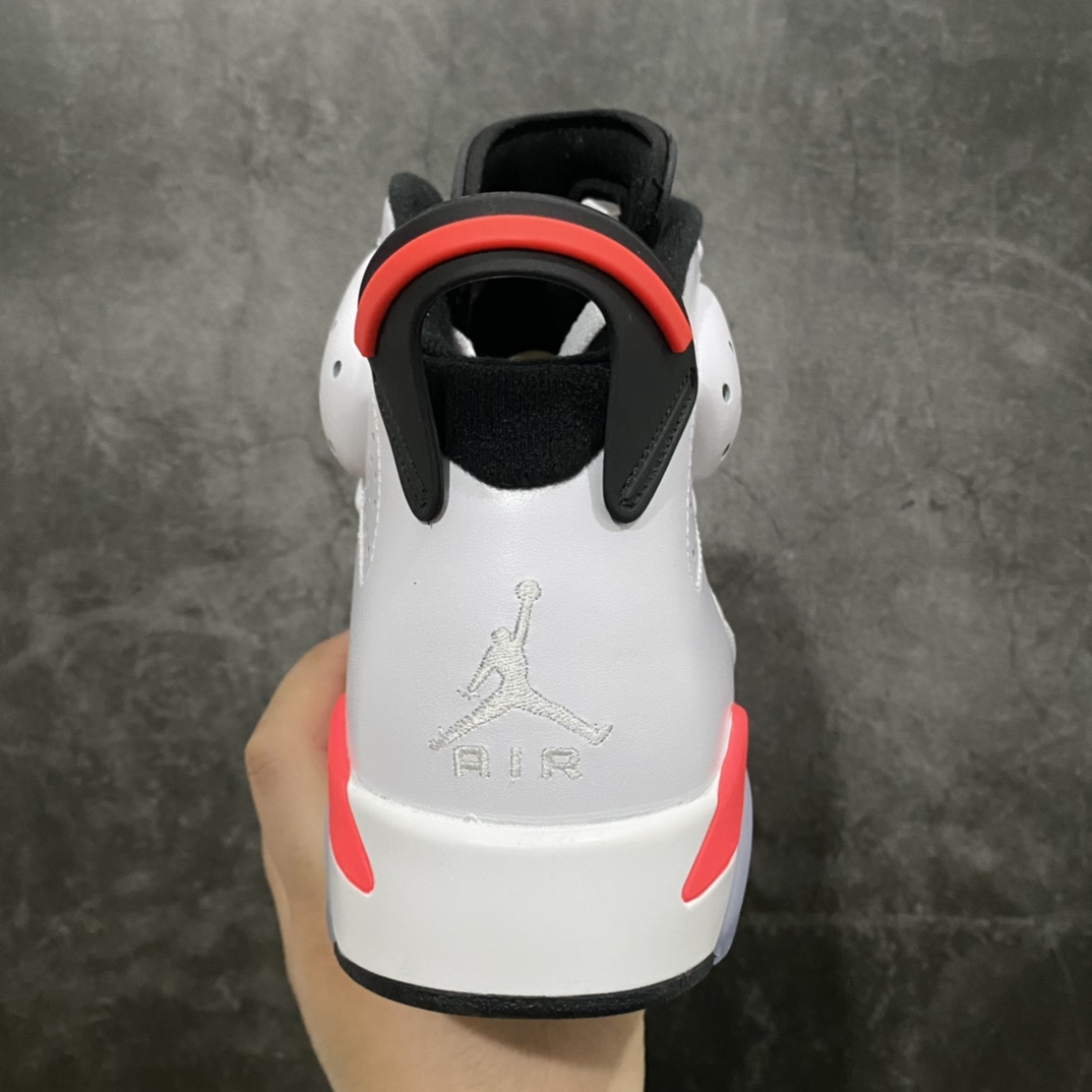 图片[4]-外贸版Air Jordan 6 Retro\”White Infrared\” AJ6“白红樱木花道红外线”384664-123 原装混卖版 男鞋真标半码原盒制 升级原档案原数据开发版型 采用同源进口细腻头层小牛皮鞋面材质 原厂流水成型工艺。中底注胶孔及缜密中底拉帮工艺 外置开窗式真Sole气垫装置组合原数据复模具大底❗️迈克尔乔丹第一双总冠军战靴， 尺码：40 40.5 41 42 42.5 43 44 44.5 45 46 47.5 诞生于 1990 年的「Infrared」配色，最早出现在元年版的 Air Max 90 上，作为球鞋发展史上最为经典的配色之一，「Infrared」也在过去 20 多年时间里被运用到各大鞋款之上，其中便包括极具人气的 Air Jordan 系列。日前 Jordan Brand 便复刻了这款即将发售的 Air Jordan VI「Infrared」配色，在经典的中筒轮廓之上，采用优质的白色皮革构成鞋面，并于中底、鞋舌上的 Jumpman 标志，以及鞋带扣与后跟处融入显眼的激光红色点亮，最后搭载淡蓝色的水晶大底呈现，在元年的基础上注入新的视觉感受。-选品中心