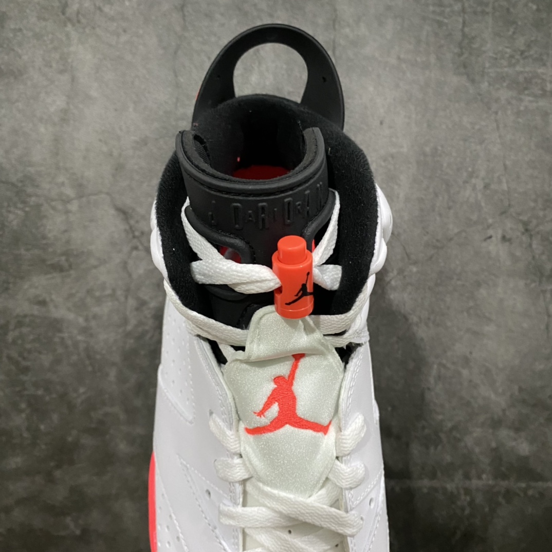 图片[8]-外贸版Air Jordan 6 Retro\”White Infrared\” AJ6“白红樱木花道红外线”384664-123 原装混卖版 男鞋真标半码原盒制 升级原档案原数据开发版型 采用同源进口细腻头层小牛皮鞋面材质 原厂流水成型工艺。中底注胶孔及缜密中底拉帮工艺 外置开窗式真Sole气垫装置组合原数据复模具大底❗️迈克尔乔丹第一双总冠军战靴， 尺码：40 40.5 41 42 42.5 43 44 44.5 45 46 47.5 诞生于 1990 年的「Infrared」配色，最早出现在元年版的 Air Max 90 上，作为球鞋发展史上最为经典的配色之一，「Infrared」也在过去 20 多年时间里被运用到各大鞋款之上，其中便包括极具人气的 Air Jordan 系列。日前 Jordan Brand 便复刻了这款即将发售的 Air Jordan VI「Infrared」配色，在经典的中筒轮廓之上，采用优质的白色皮革构成鞋面，并于中底、鞋舌上的 Jumpman 标志，以及鞋带扣与后跟处融入显眼的激光红色点亮，最后搭载淡蓝色的水晶大底呈现，在元年的基础上注入新的视觉感受。-选品中心