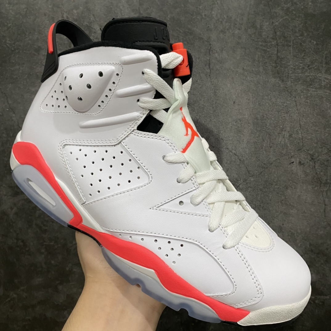 图片[3]-外贸版Air Jordan 6 Retro\”White Infrared\” AJ6“白红樱木花道红外线”384664-123 原装混卖版 男鞋真标半码原盒制 升级原档案原数据开发版型 采用同源进口细腻头层小牛皮鞋面材质 原厂流水成型工艺。中底注胶孔及缜密中底拉帮工艺 外置开窗式真Sole气垫装置组合原数据复模具大底❗️迈克尔乔丹第一双总冠军战靴， 尺码：40 40.5 41 42 42.5 43 44 44.5 45 46 47.5 诞生于 1990 年的「Infrared」配色，最早出现在元年版的 Air Max 90 上，作为球鞋发展史上最为经典的配色之一，「Infrared」也在过去 20 多年时间里被运用到各大鞋款之上，其中便包括极具人气的 Air Jordan 系列。日前 Jordan Brand 便复刻了这款即将发售的 Air Jordan VI「Infrared」配色，在经典的中筒轮廓之上，采用优质的白色皮革构成鞋面，并于中底、鞋舌上的 Jumpman 标志，以及鞋带扣与后跟处融入显眼的激光红色点亮，最后搭载淡蓝色的水晶大底呈现，在元年的基础上注入新的视觉感受。-选品中心