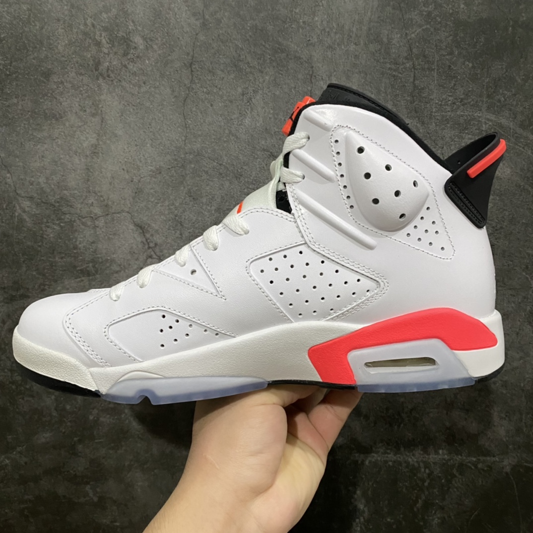 图片[2]-外贸版Air Jordan 6 Retro\”White Infrared\” AJ6“白红樱木花道红外线”384664-123 原装混卖版 男鞋真标半码原盒制 升级原档案原数据开发版型 采用同源进口细腻头层小牛皮鞋面材质 原厂流水成型工艺。中底注胶孔及缜密中底拉帮工艺 外置开窗式真Sole气垫装置组合原数据复模具大底❗️迈克尔乔丹第一双总冠军战靴， 尺码：40 40.5 41 42 42.5 43 44 44.5 45 46 47.5 诞生于 1990 年的「Infrared」配色，最早出现在元年版的 Air Max 90 上，作为球鞋发展史上最为经典的配色之一，「Infrared」也在过去 20 多年时间里被运用到各大鞋款之上，其中便包括极具人气的 Air Jordan 系列。日前 Jordan Brand 便复刻了这款即将发售的 Air Jordan VI「Infrared」配色，在经典的中筒轮廓之上，采用优质的白色皮革构成鞋面，并于中底、鞋舌上的 Jumpman 标志，以及鞋带扣与后跟处融入显眼的激光红色点亮，最后搭载淡蓝色的水晶大底呈现，在元年的基础上注入新的视觉感受。-选品中心