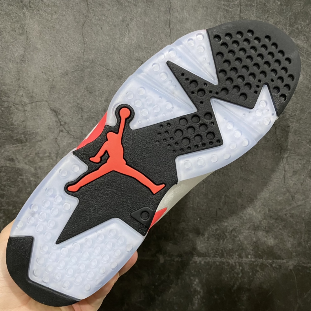 图片[9]-外贸版Air Jordan 6 Retro\”White Infrared\” AJ6“白红樱木花道红外线”384664-123 原装混卖版 男鞋真标半码原盒制 升级原档案原数据开发版型 采用同源进口细腻头层小牛皮鞋面材质 原厂流水成型工艺。中底注胶孔及缜密中底拉帮工艺 外置开窗式真Sole气垫装置组合原数据复模具大底❗️迈克尔乔丹第一双总冠军战靴， 尺码：40 40.5 41 42 42.5 43 44 44.5 45 46 47.5 诞生于 1990 年的「Infrared」配色，最早出现在元年版的 Air Max 90 上，作为球鞋发展史上最为经典的配色之一，「Infrared」也在过去 20 多年时间里被运用到各大鞋款之上，其中便包括极具人气的 Air Jordan 系列。日前 Jordan Brand 便复刻了这款即将发售的 Air Jordan VI「Infrared」配色，在经典的中筒轮廓之上，采用优质的白色皮革构成鞋面，并于中底、鞋舌上的 Jumpman 标志，以及鞋带扣与后跟处融入显眼的激光红色点亮，最后搭载淡蓝色的水晶大底呈现，在元年的基础上注入新的视觉感受。-选品中心