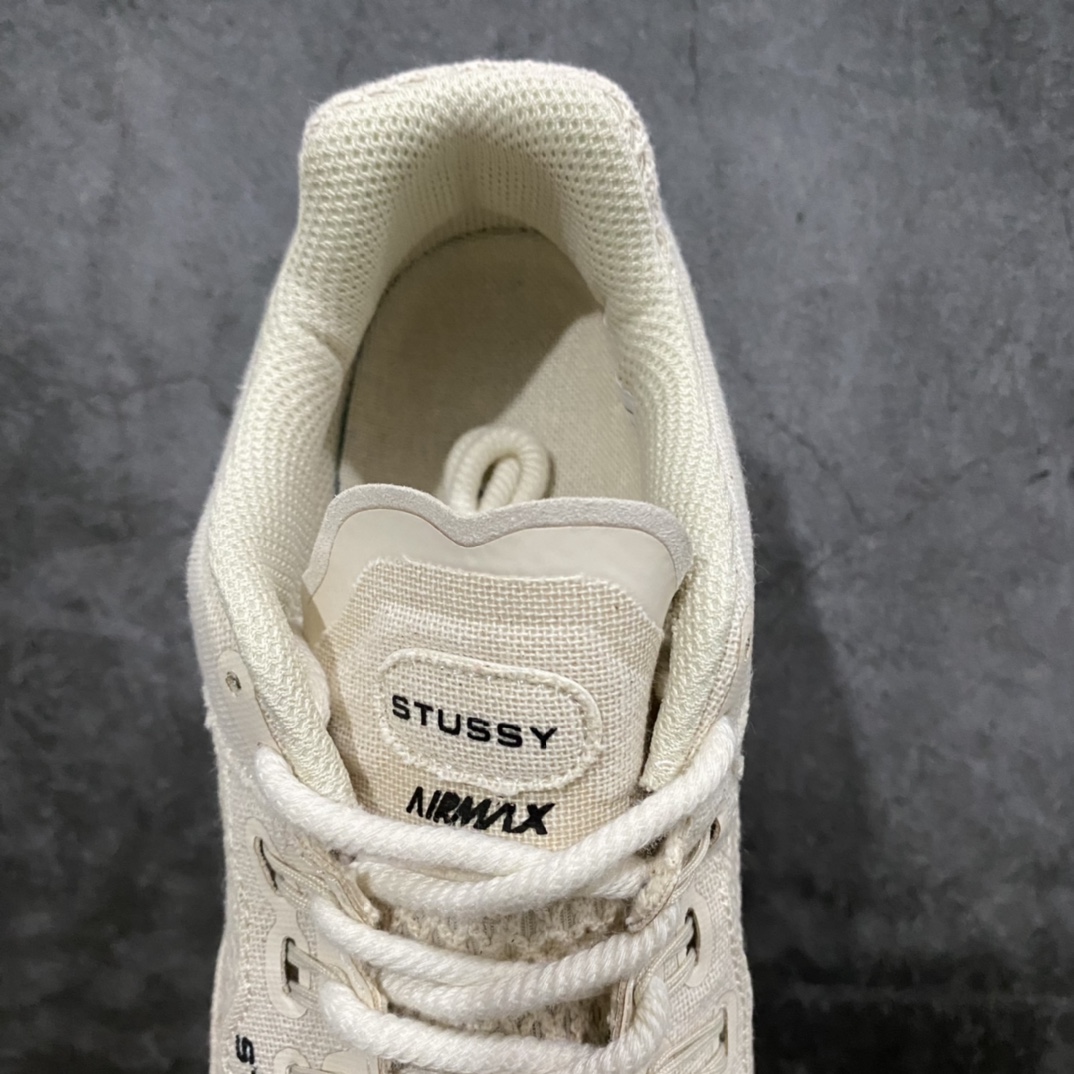 图片[7]-Stussy x NK Air Max 2015 \”Fossil\” 斯图西联名气垫跑鞋 米白黑 DM6447-200 整体依旧以Stussy标志性的麻布编织材质覆盖，整体以米白色呈现。鞋身大面积采用了网眼材质为主，并且后跟部分还带有黑色反勾Swoosh点缀，此外鞋带下方还带有Stussy字样，表明鞋款身份。鞋带、鞋舌以及内衬也采用相同色系呈现，鞋带也采用了类似麻绳的设计，设计感十足！鞋底则使用米白色中底搭配黑色橡胶外底设计，与鞋面配色相呼应。 尺码：36 36.5 37.5 38 38.5 39 40 40.5 41 42 42.5 43 44 44.5 45 46-选品中心