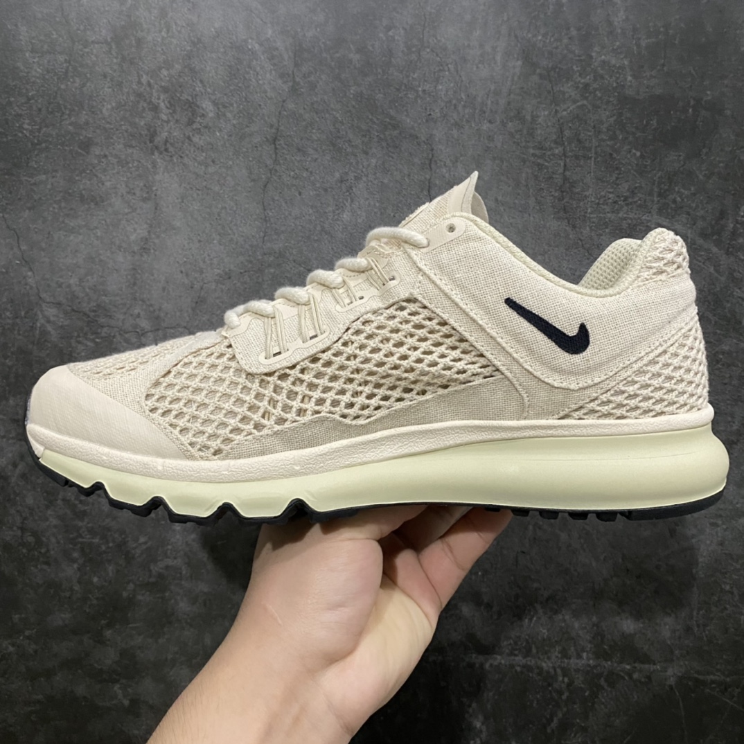 图片[2]-Stussy x NK Air Max 2015 \”Fossil\” 斯图西联名气垫跑鞋 米白黑 DM6447-200 整体依旧以Stussy标志性的麻布编织材质覆盖，整体以米白色呈现。鞋身大面积采用了网眼材质为主，并且后跟部分还带有黑色反勾Swoosh点缀，此外鞋带下方还带有Stussy字样，表明鞋款身份。鞋带、鞋舌以及内衬也采用相同色系呈现，鞋带也采用了类似麻绳的设计，设计感十足！鞋底则使用米白色中底搭配黑色橡胶外底设计，与鞋面配色相呼应。 尺码：36 36.5 37.5 38 38.5 39 40 40.5 41 42 42.5 43 44 44.5 45 46-选品中心