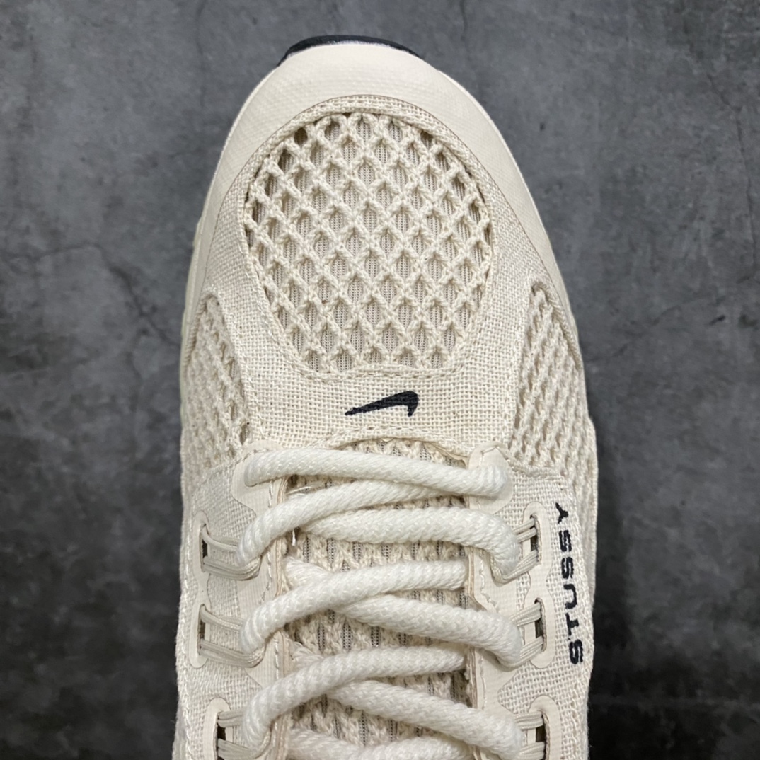 图片[5]-Stussy x NK Air Max 2015 \”Fossil\” 斯图西联名气垫跑鞋 米白黑 DM6447-200 整体依旧以Stussy标志性的麻布编织材质覆盖，整体以米白色呈现。鞋身大面积采用了网眼材质为主，并且后跟部分还带有黑色反勾Swoosh点缀，此外鞋带下方还带有Stussy字样，表明鞋款身份。鞋带、鞋舌以及内衬也采用相同色系呈现，鞋带也采用了类似麻绳的设计，设计感十足！鞋底则使用米白色中底搭配黑色橡胶外底设计，与鞋面配色相呼应。 尺码：36 36.5 37.5 38 38.5 39 40 40.5 41 42 42.5 43 44 44.5 45 46-选品中心