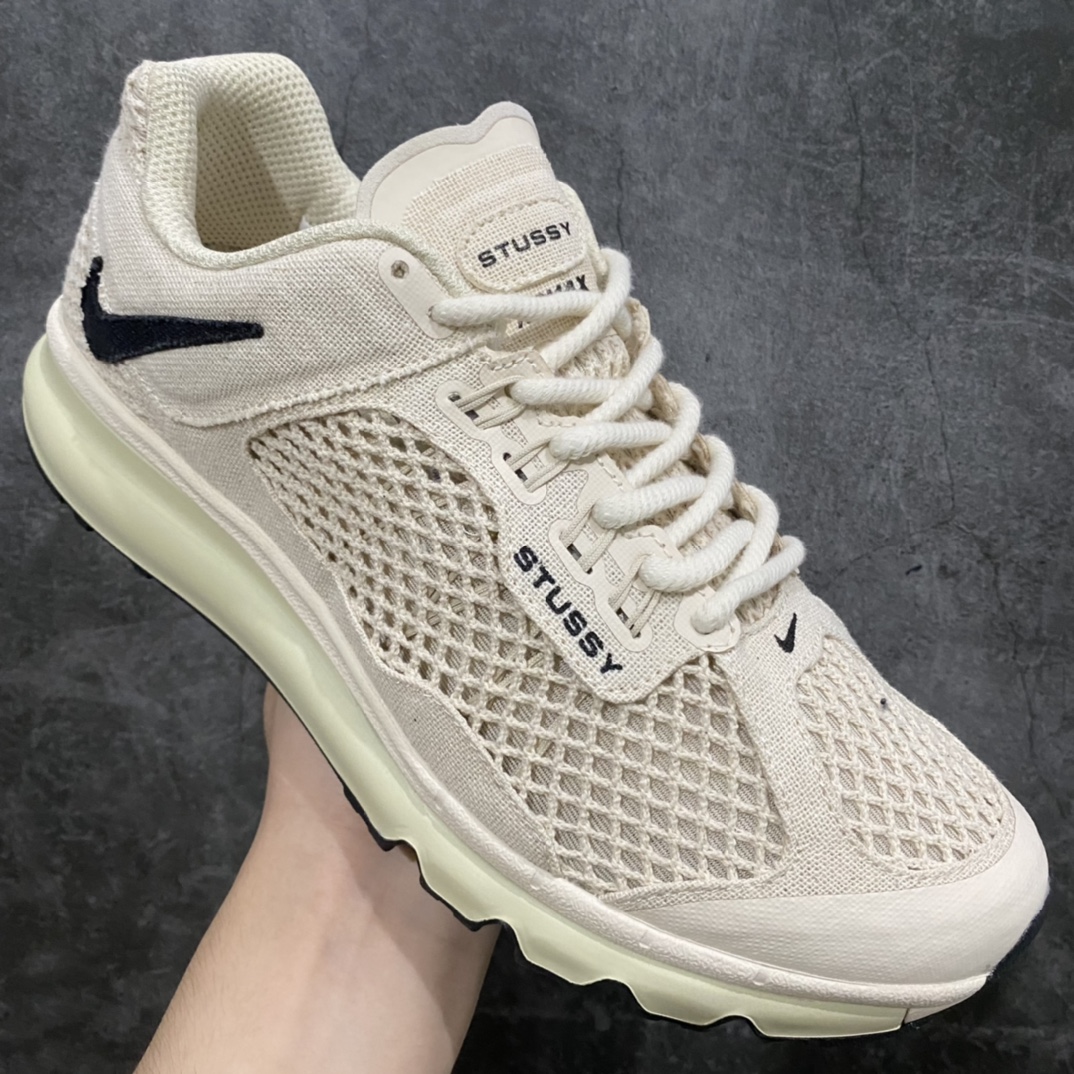图片[3]-Stussy x NK Air Max 2015 \”Fossil\” 斯图西联名气垫跑鞋 米白黑 DM6447-200 整体依旧以Stussy标志性的麻布编织材质覆盖，整体以米白色呈现。鞋身大面积采用了网眼材质为主，并且后跟部分还带有黑色反勾Swoosh点缀，此外鞋带下方还带有Stussy字样，表明鞋款身份。鞋带、鞋舌以及内衬也采用相同色系呈现，鞋带也采用了类似麻绳的设计，设计感十足！鞋底则使用米白色中底搭配黑色橡胶外底设计，与鞋面配色相呼应。 尺码：36 36.5 37.5 38 38.5 39 40 40.5 41 42 42.5 43 44 44.5 45 46-选品中心