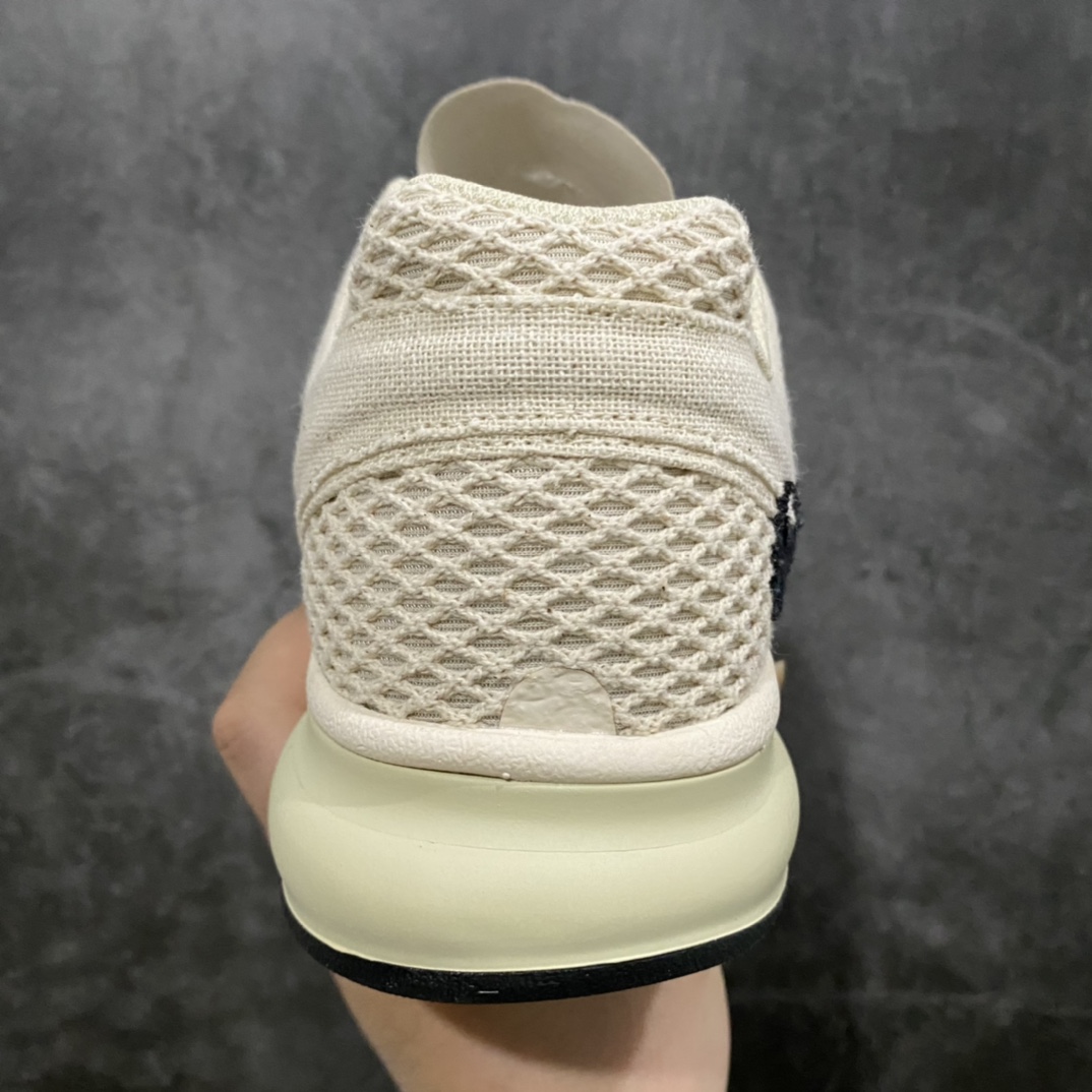 图片[4]-Stussy x NK Air Max 2015 \”Fossil\” 斯图西联名气垫跑鞋 米白黑 DM6447-200 整体依旧以Stussy标志性的麻布编织材质覆盖，整体以米白色呈现。鞋身大面积采用了网眼材质为主，并且后跟部分还带有黑色反勾Swoosh点缀，此外鞋带下方还带有Stussy字样，表明鞋款身份。鞋带、鞋舌以及内衬也采用相同色系呈现，鞋带也采用了类似麻绳的设计，设计感十足！鞋底则使用米白色中底搭配黑色橡胶外底设计，与鞋面配色相呼应。 尺码：36 36.5 37.5 38 38.5 39 40 40.5 41 42 42.5 43 44 44.5 45 46-选品中心