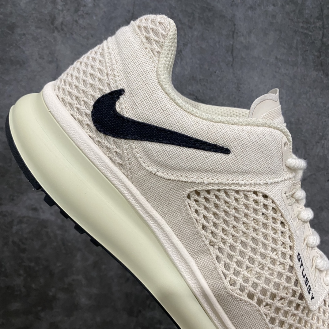 图片[8]-Stussy x NK Air Max 2015 \”Fossil\” 斯图西联名气垫跑鞋 米白黑 DM6447-200 整体依旧以Stussy标志性的麻布编织材质覆盖，整体以米白色呈现。鞋身大面积采用了网眼材质为主，并且后跟部分还带有黑色反勾Swoosh点缀，此外鞋带下方还带有Stussy字样，表明鞋款身份。鞋带、鞋舌以及内衬也采用相同色系呈现，鞋带也采用了类似麻绳的设计，设计感十足！鞋底则使用米白色中底搭配黑色橡胶外底设计，与鞋面配色相呼应。 尺码：36 36.5 37.5 38 38.5 39 40 40.5 41 42 42.5 43 44 44.5 45 46-选品中心