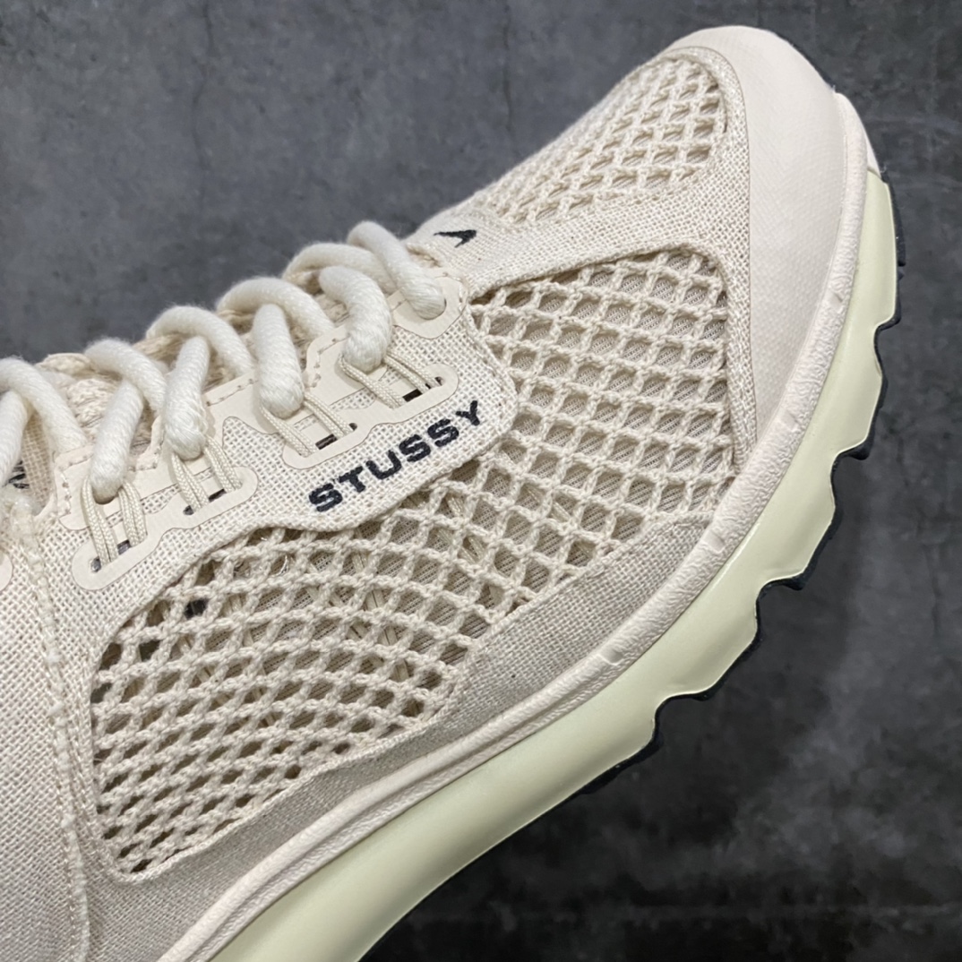 图片[6]-Stussy x NK Air Max 2015 \”Fossil\” 斯图西联名气垫跑鞋 米白黑 DM6447-200 整体依旧以Stussy标志性的麻布编织材质覆盖，整体以米白色呈现。鞋身大面积采用了网眼材质为主，并且后跟部分还带有黑色反勾Swoosh点缀，此外鞋带下方还带有Stussy字样，表明鞋款身份。鞋带、鞋舌以及内衬也采用相同色系呈现，鞋带也采用了类似麻绳的设计，设计感十足！鞋底则使用米白色中底搭配黑色橡胶外底设计，与鞋面配色相呼应。 尺码：36 36.5 37.5 38 38.5 39 40 40.5 41 42 42.5 43 44 44.5 45 46-选品中心