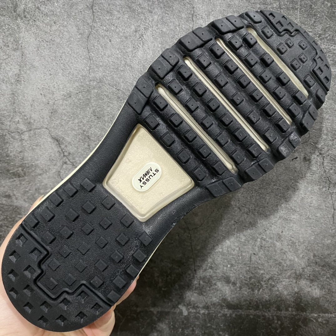 图片[9]-Stussy x NK Air Max 2015 \”Fossil\” 斯图西联名气垫跑鞋 米白黑 DM6447-200 整体依旧以Stussy标志性的麻布编织材质覆盖，整体以米白色呈现。鞋身大面积采用了网眼材质为主，并且后跟部分还带有黑色反勾Swoosh点缀，此外鞋带下方还带有Stussy字样，表明鞋款身份。鞋带、鞋舌以及内衬也采用相同色系呈现，鞋带也采用了类似麻绳的设计，设计感十足！鞋底则使用米白色中底搭配黑色橡胶外底设计，与鞋面配色相呼应。 尺码：36 36.5 37.5 38 38.5 39 40 40.5 41 42 42.5 43 44 44.5 45 46-选品中心