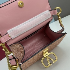 新品配盒Valentino Garavani VSLING 迷你手提包,通体覆满施华洛世奇®仿水晶,配 新品配盒Valentino Garavani VSLING 迷你手提包,通体覆满施华洛世奇®仿水晶,配