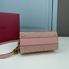新品配盒Valentino Garavani VSLING 迷你手提包,通体覆满施华洛世奇®仿水晶,配 新品配盒Valentino Garavani VSLING 迷你手提包,通体覆满施华洛世奇®仿水晶,配