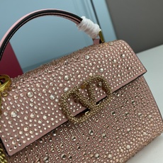 新品配盒Valentino Garavani VSLING 迷你手提包,通体覆满施华洛世奇®仿水晶,配 新品配盒Valentino Garavani VSLING 迷你手提包,通体覆满施华洛世奇®仿水晶,配