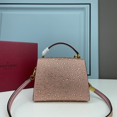新品配盒Valentino Garavani VSLING 迷你手提包,通体覆满施华洛世奇®仿水晶,配 新品配盒Valentino Garavani VSLING 迷你手提包,通体覆满施华洛世奇®仿水晶,配