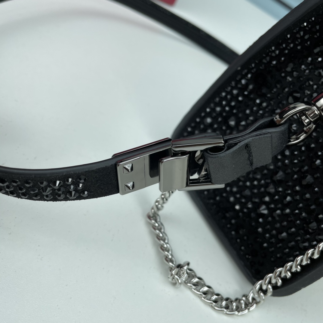 新品配盒Valentino Garavani VSLING 迷你手提包，通体覆满施华洛世奇®仿水晶，配 