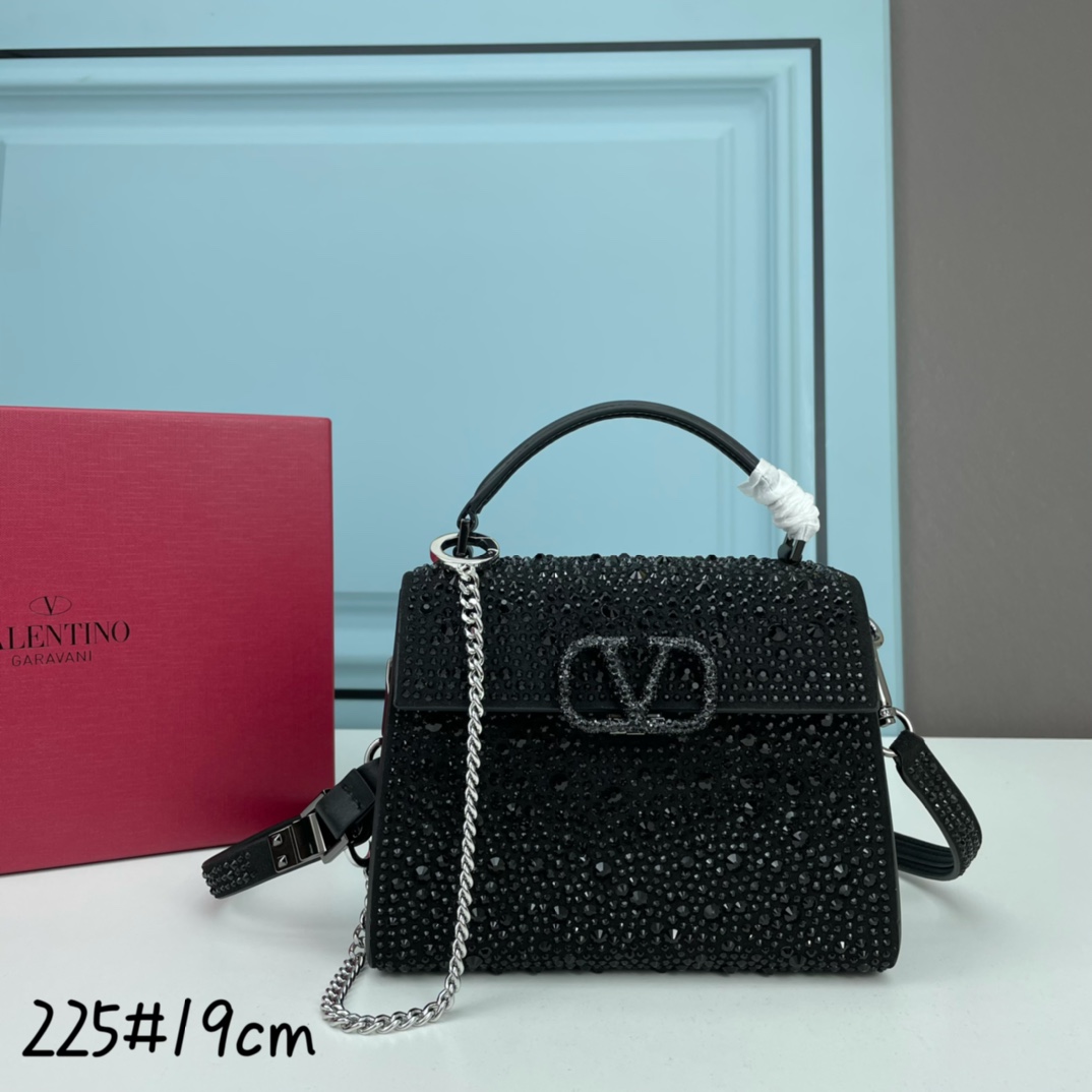 新品配盒Valentino Garavani VSLING 迷你手提包，通体覆满施华洛世奇®仿水晶，配 