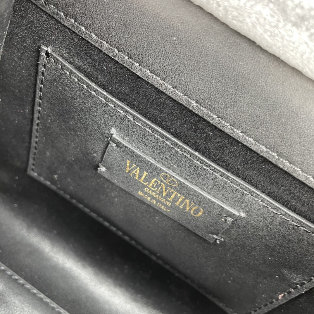 新品配盒Valentino Garavani VSLING 迷你手提包，通体覆满施华洛世奇®仿水晶，配 