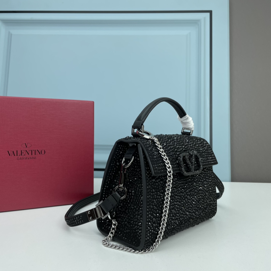 新品配盒Valentino Garavani VSLING 迷你手提包，通体覆满施华洛世奇®仿水晶，配 