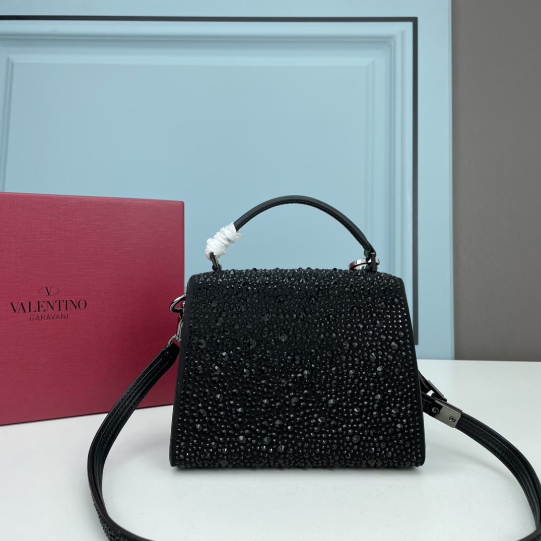 新品配盒Valentino Garavani VSLING 迷你手提包，通体覆满施华洛世奇®仿水晶，配 