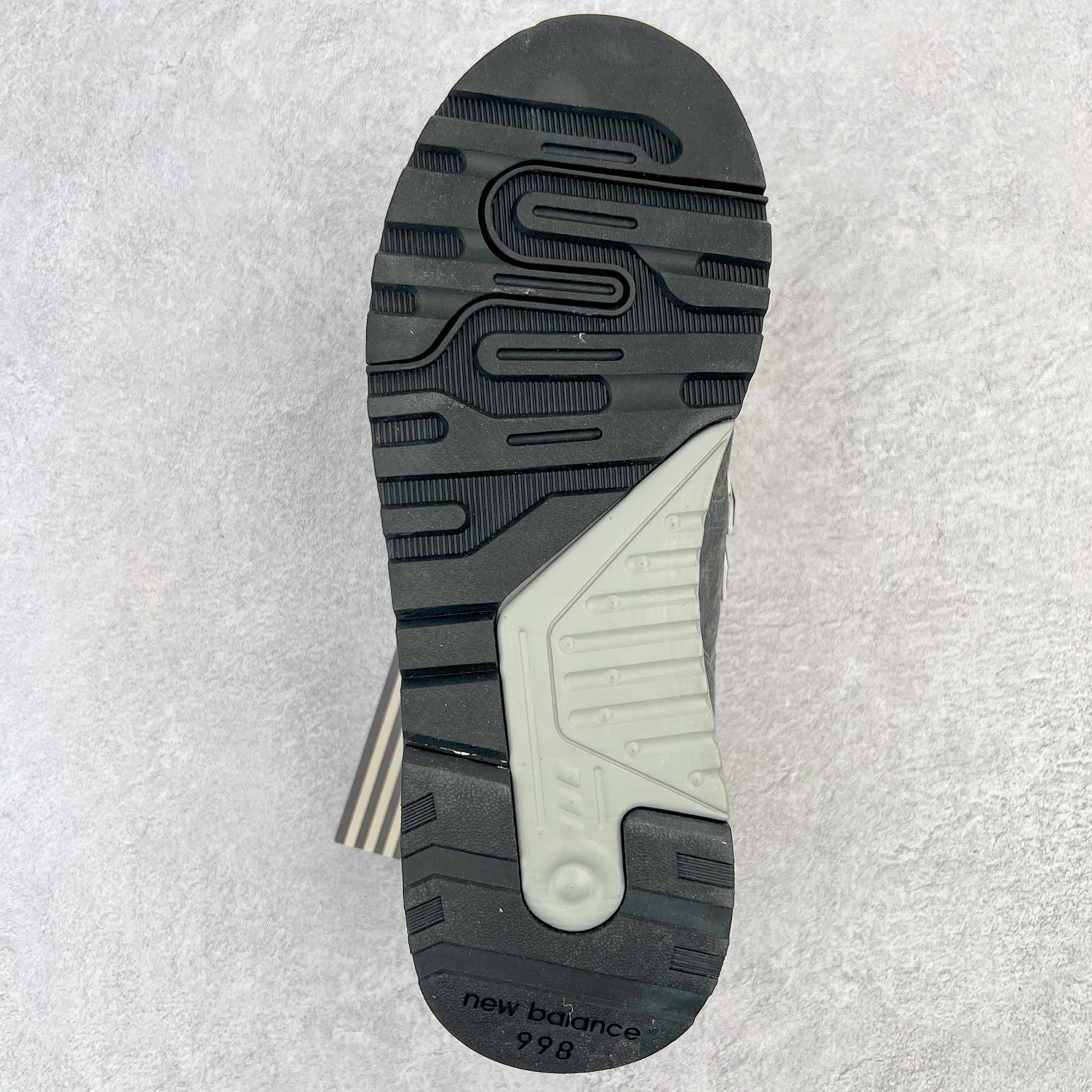 图片[9]-＃K版纯原 New Balance M998 Made in USA NB新百伦高端美产血统系列经典复古休闲运动慢跑鞋 NB998 诞生于 1993 年，作为第一双使用 ABZORB 缓冲材料的鞋款，一经发售就受到大量消费者的热烈追捧，如今已经成为了历久不衰的经典代表鞋款之一。原楦原数据开发版型 以优质面料制成鞋面结构。鞋面采用经典网眼布材质，辅以绒面革覆盖，带来更加清爽舒适的穿着体验。鞋舌上标记的 \\\”998\\\” 字样增强鞋款辨识度的同时，为鞋款注入更多动人细节。鞋款采用 ABZORB 缓冲材料的中底，通过缓冲和压缩阻力相结合来吸收冲击，稳定性高，不易打滑，助你畅享舒适有型的运动体验。采用猪巴革组合网织鞋面材质 后跟嵌入TPU装饰条稳固 升级原装5层独立私模 尺码：36 36.5 37 38 39.5 40 40.5 41.5 42 42.5 43 44 44.5 45-选品中心