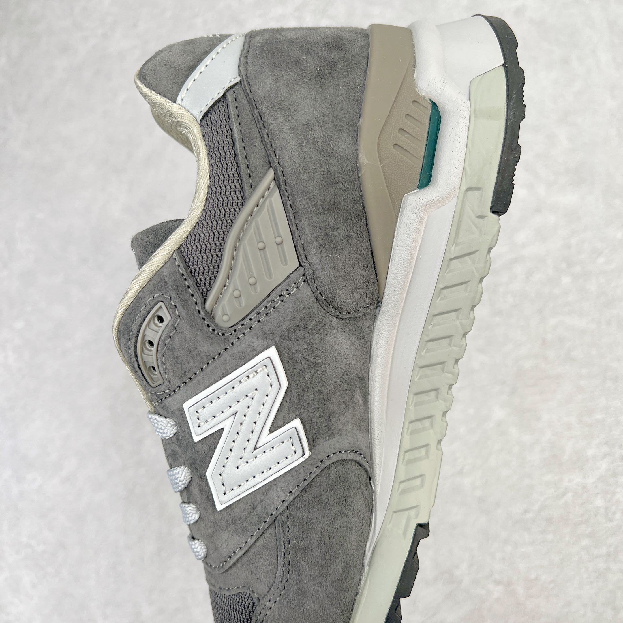 图片[6]-＃K版纯原 New Balance M998 Made in USA NB新百伦高端美产血统系列经典复古休闲运动慢跑鞋 NB998 诞生于 1993 年，作为第一双使用 ABZORB 缓冲材料的鞋款，一经发售就受到大量消费者的热烈追捧，如今已经成为了历久不衰的经典代表鞋款之一。原楦原数据开发版型 以优质面料制成鞋面结构。鞋面采用经典网眼布材质，辅以绒面革覆盖，带来更加清爽舒适的穿着体验。鞋舌上标记的 \\\”998\\\” 字样增强鞋款辨识度的同时，为鞋款注入更多动人细节。鞋款采用 ABZORB 缓冲材料的中底，通过缓冲和压缩阻力相结合来吸收冲击，稳定性高，不易打滑，助你畅享舒适有型的运动体验。采用猪巴革组合网织鞋面材质 后跟嵌入TPU装饰条稳固 升级原装5层独立私模 尺码：36 36.5 37 38 39.5 40 40.5 41.5 42 42.5 43 44 44.5 45-选品中心