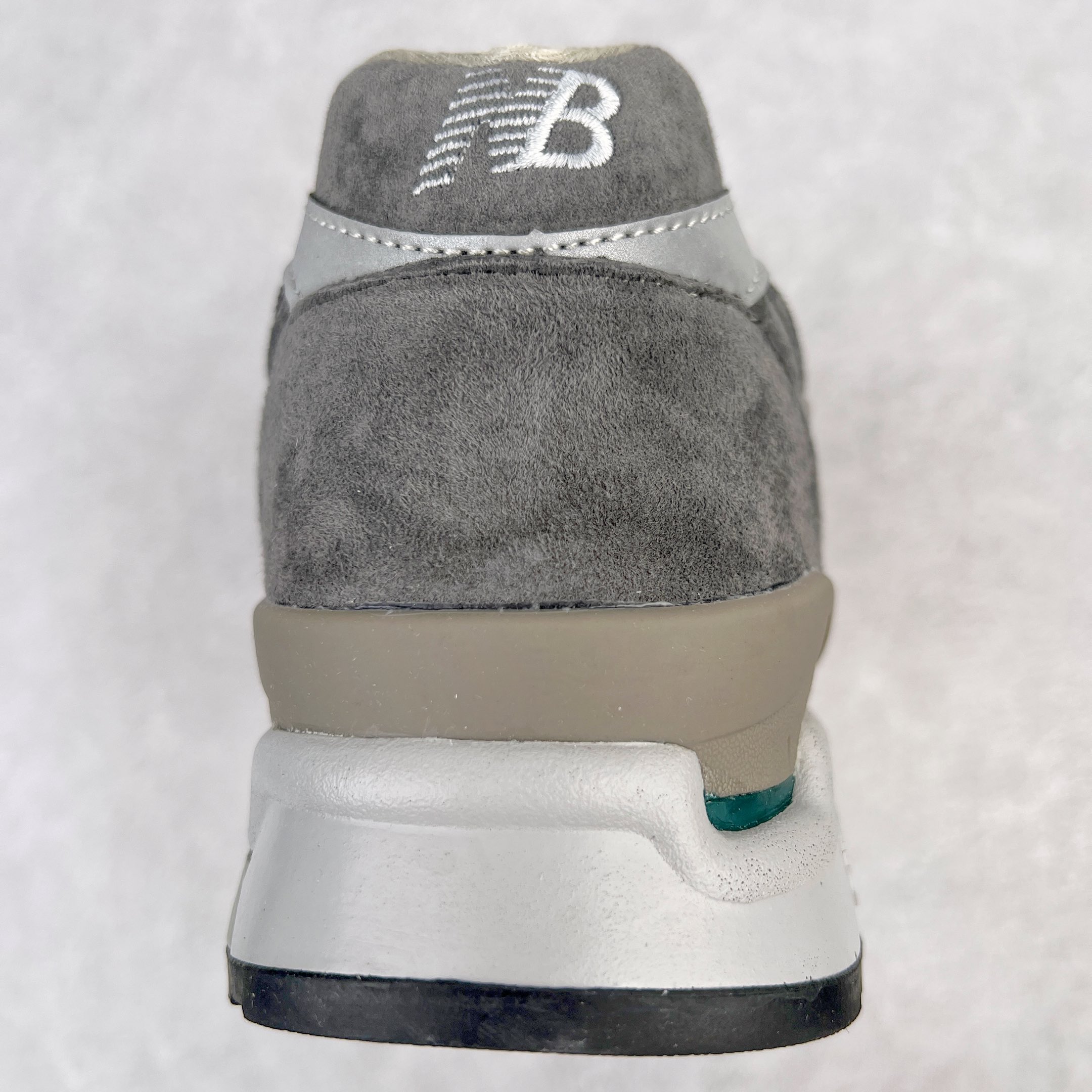 图片[8]-＃K版纯原 New Balance M998 Made in USA NB新百伦高端美产血统系列经典复古休闲运动慢跑鞋 NB998 诞生于 1993 年，作为第一双使用 ABZORB 缓冲材料的鞋款，一经发售就受到大量消费者的热烈追捧，如今已经成为了历久不衰的经典代表鞋款之一。原楦原数据开发版型 以优质面料制成鞋面结构。鞋面采用经典网眼布材质，辅以绒面革覆盖，带来更加清爽舒适的穿着体验。鞋舌上标记的 \\\”998\\\” 字样增强鞋款辨识度的同时，为鞋款注入更多动人细节。鞋款采用 ABZORB 缓冲材料的中底，通过缓冲和压缩阻力相结合来吸收冲击，稳定性高，不易打滑，助你畅享舒适有型的运动体验。采用猪巴革组合网织鞋面材质 后跟嵌入TPU装饰条稳固 升级原装5层独立私模 尺码：36 36.5 37 38 39.5 40 40.5 41.5 42 42.5 43 44 44.5 45-选品中心