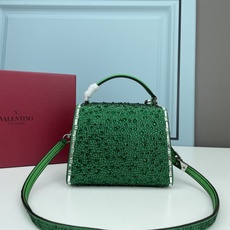 新品配盒Valentino Garavani VSLING 迷你手提包,通体覆满施华洛世奇®仿水晶,配 新品配盒Valentino Garavani VSLING 迷你手提包,通体覆满施华洛世奇®仿水晶,配