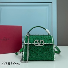 新品配盒Valentino Garavani VSLING 迷你手提包,通体覆满施华洛世奇®仿水晶,配 新品配盒Valentino Garavani VSLING 迷你手提包,通体覆满施华洛世奇®仿水晶,配