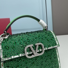 新品配盒Valentino Garavani VSLING 迷你手提包,通体覆满施华洛世奇®仿水晶,配 新品配盒Valentino Garavani VSLING 迷你手提包,通体覆满施华洛世奇®仿水晶,配