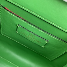 新品配盒Valentino Garavani VSLING 迷你手提包,通体覆满施华洛世奇®仿水晶,配 新品配盒Valentino Garavani VSLING 迷你手提包,通体覆满施华洛世奇®仿水晶,配