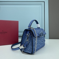 新品配盒Valentino Garavani VSLING 迷你手提包,通体覆满施华洛世奇®仿水晶,配 新品配盒Valentino Garavani VSLING 迷你手提包,通体覆满施华洛世奇®仿水晶,配